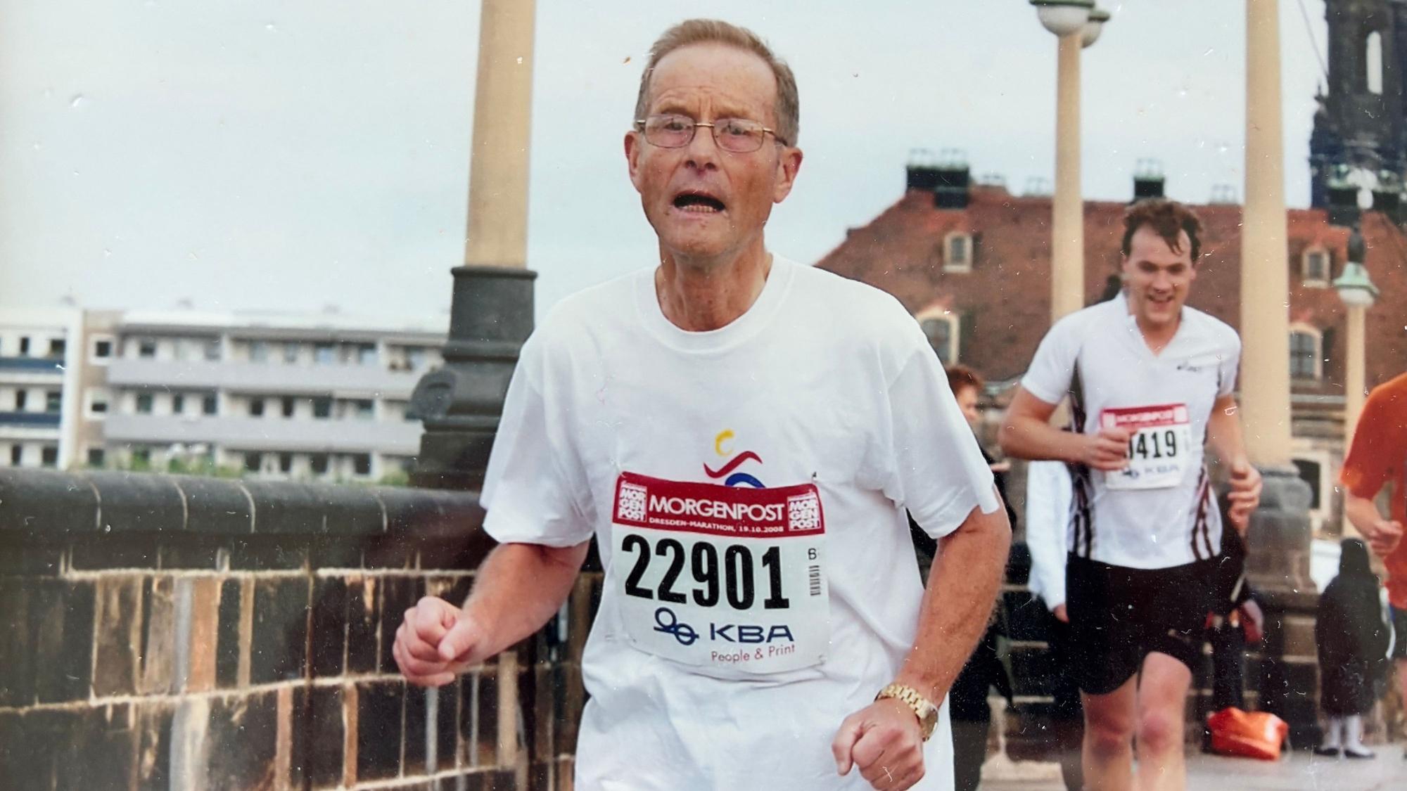 Wilhelm Ehlers läuft auf diesem Bild bei einem Marathon mit.