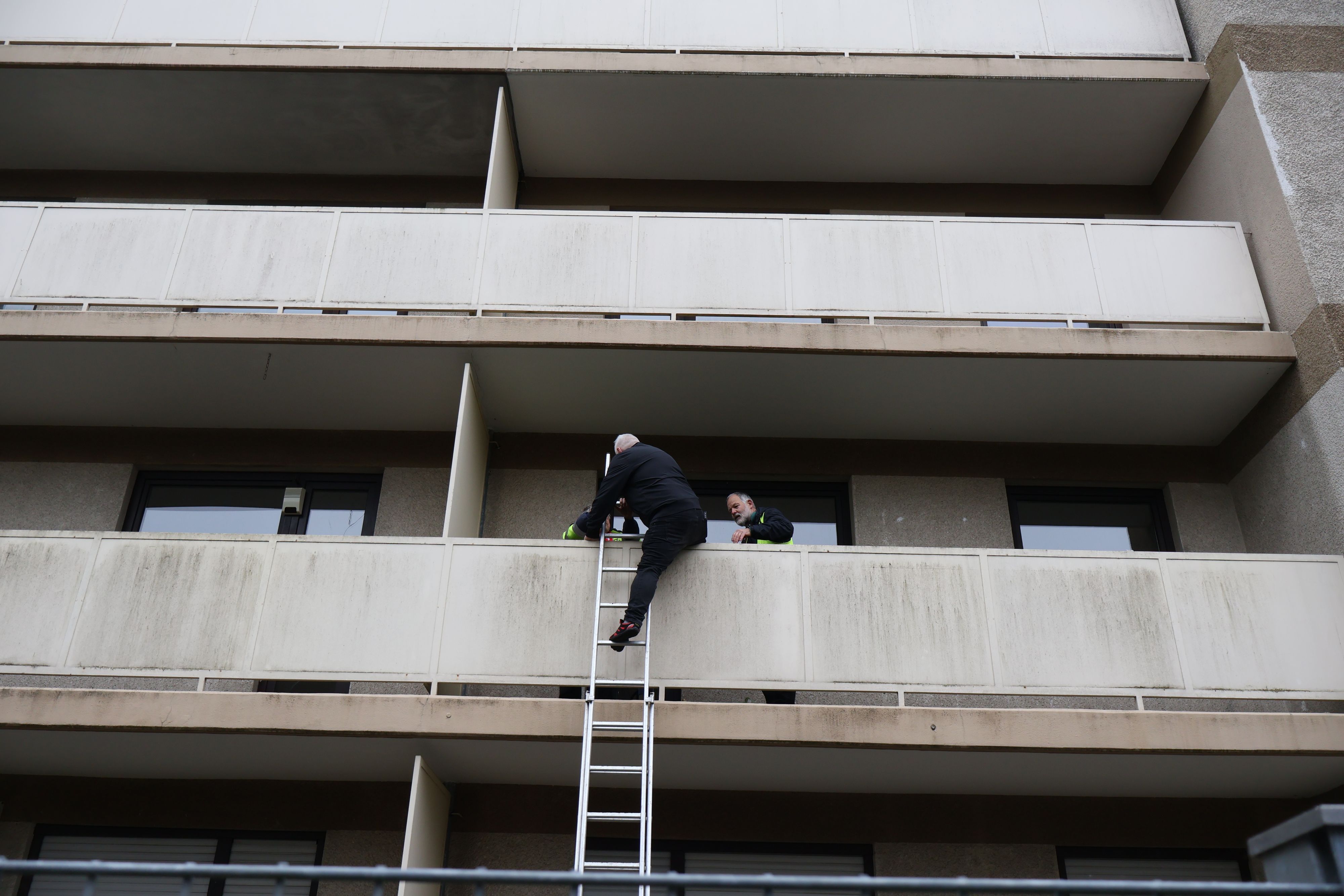 Mit einer Leiter kletterten die Aktivisten auf einen Balkon der „Russenhäuser“.