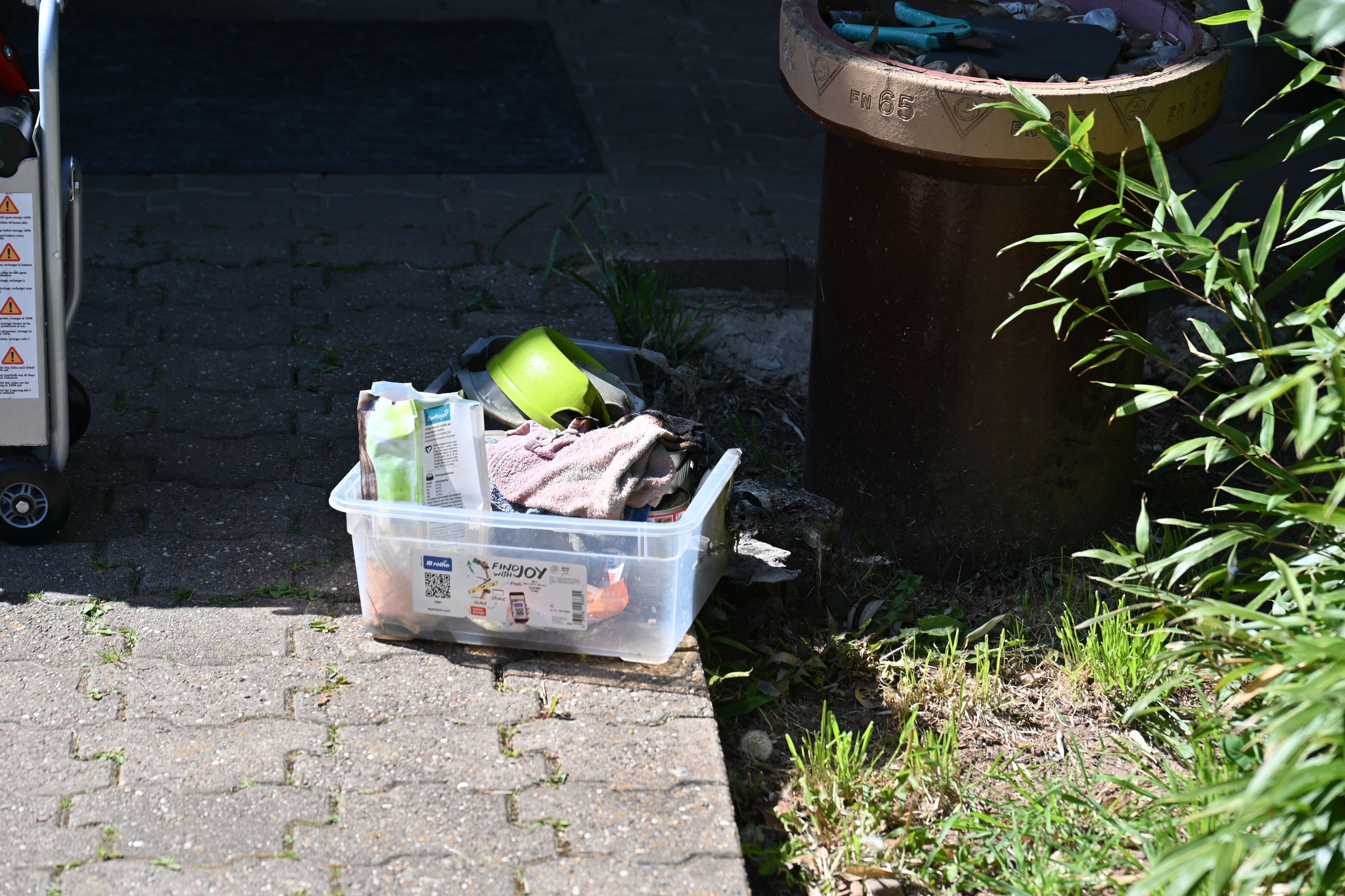 Diese Kunststoffkiste war in Brand geraten.