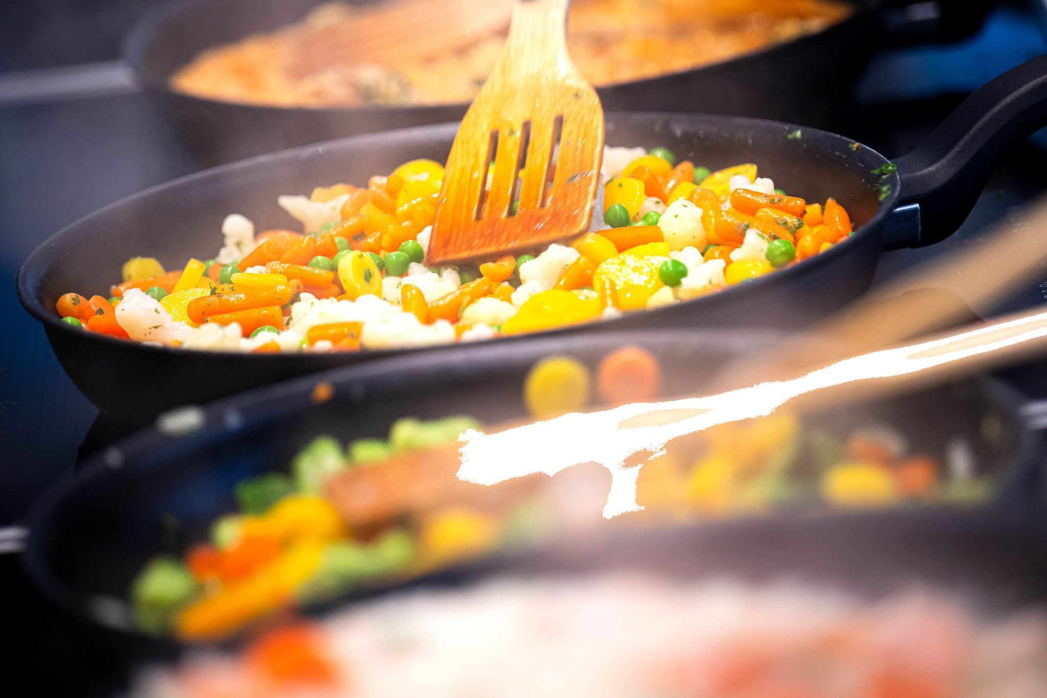 Buttergemüse wird in einer Pfanne zubereitet