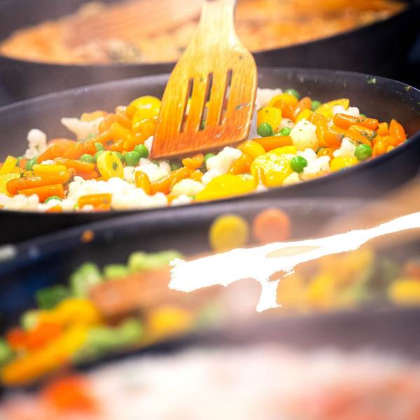 Buttergemüse wird in einer Pfanne zubereitet