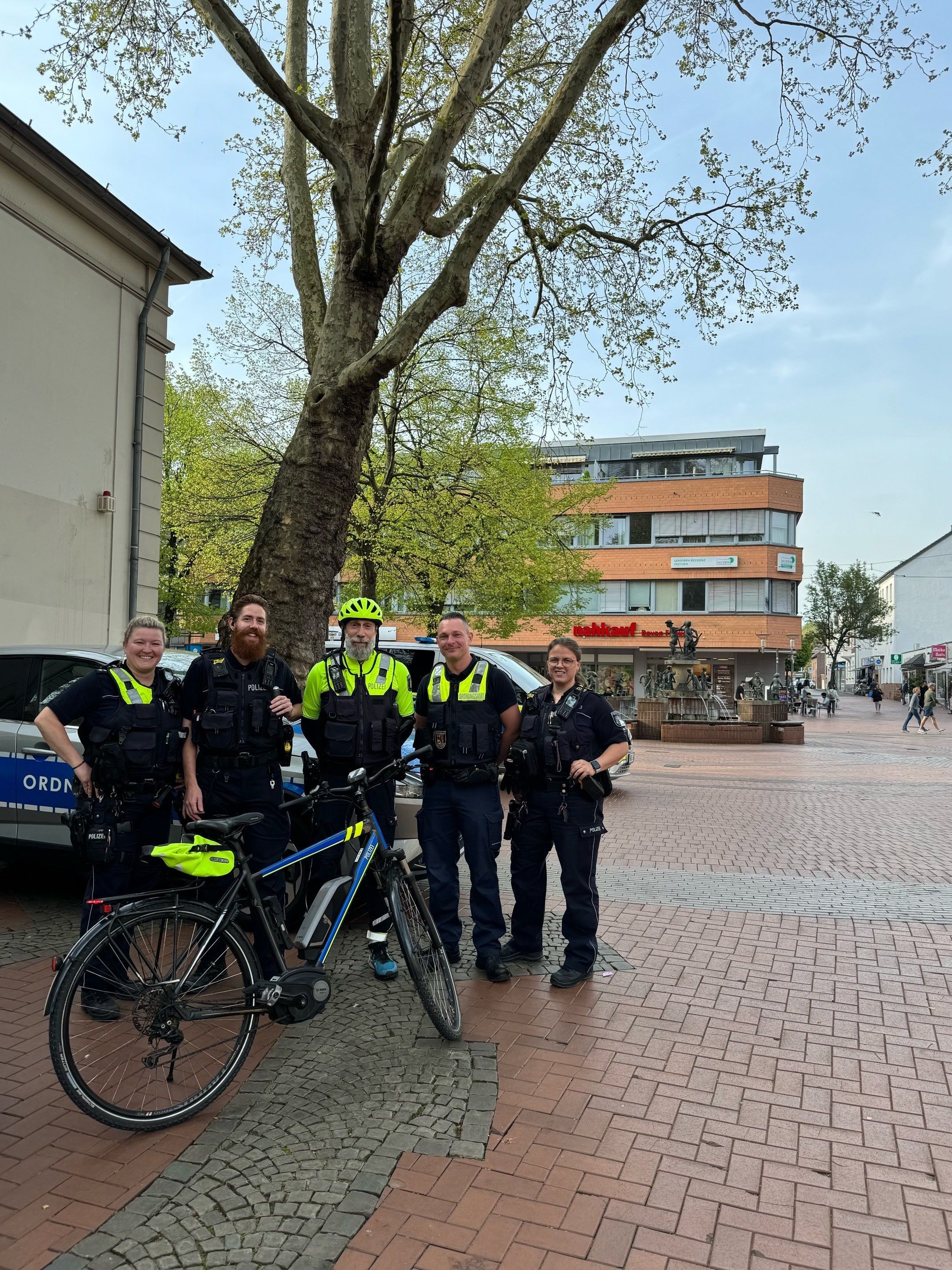 Auf dem Bild sind Einsatzkräfte der Polizei und des Ordnungsamts in Uniform zu sehen.