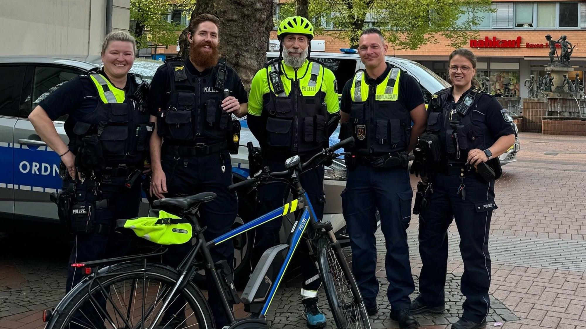 Auf dem Bild sind Einsatzkräfte der Polizei und des Ordnungsamts in Uniform zu sehen.