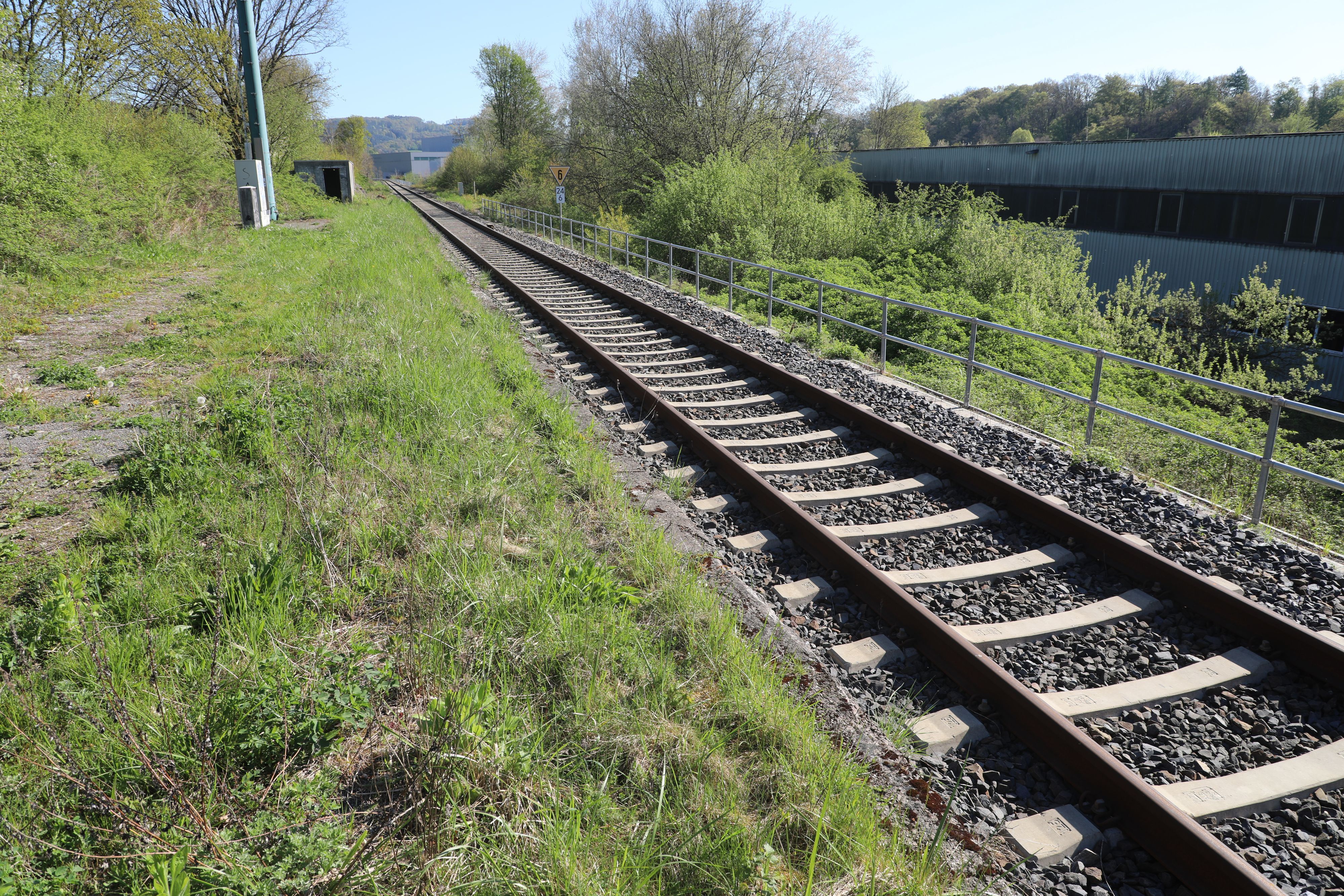 Das Bild zeigt der Gleisverlauf dort, wo im Overather Stadtteil Vilkerath im Sommer eine neue Bahnhaltestation für die Regionalbahn 25 gebaut werden soll.