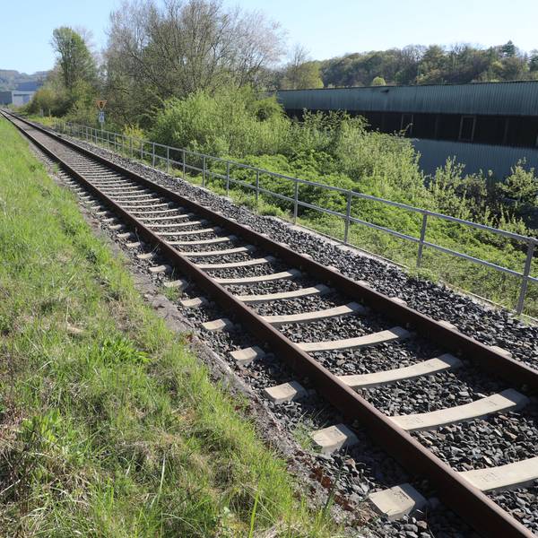 Das Bild zeigt der Gleisverlauf dort, wo im Overather Stadtteil Vilkerath im Sommer eine neue Bahnhaltestation für die Regionalbahn 25 gebaut werden soll.