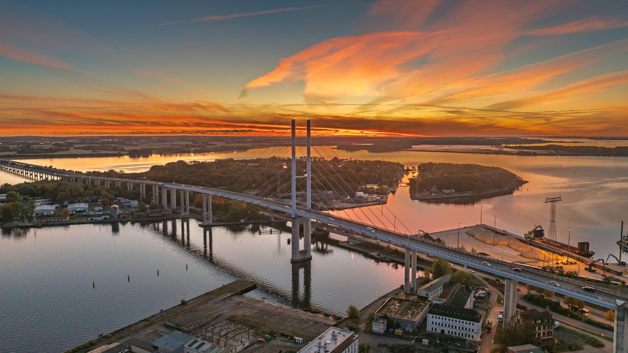 Blick auf die Rügenbrücke in Stralsund kurz vor dem Sonnenaufgang. (Archivbild)