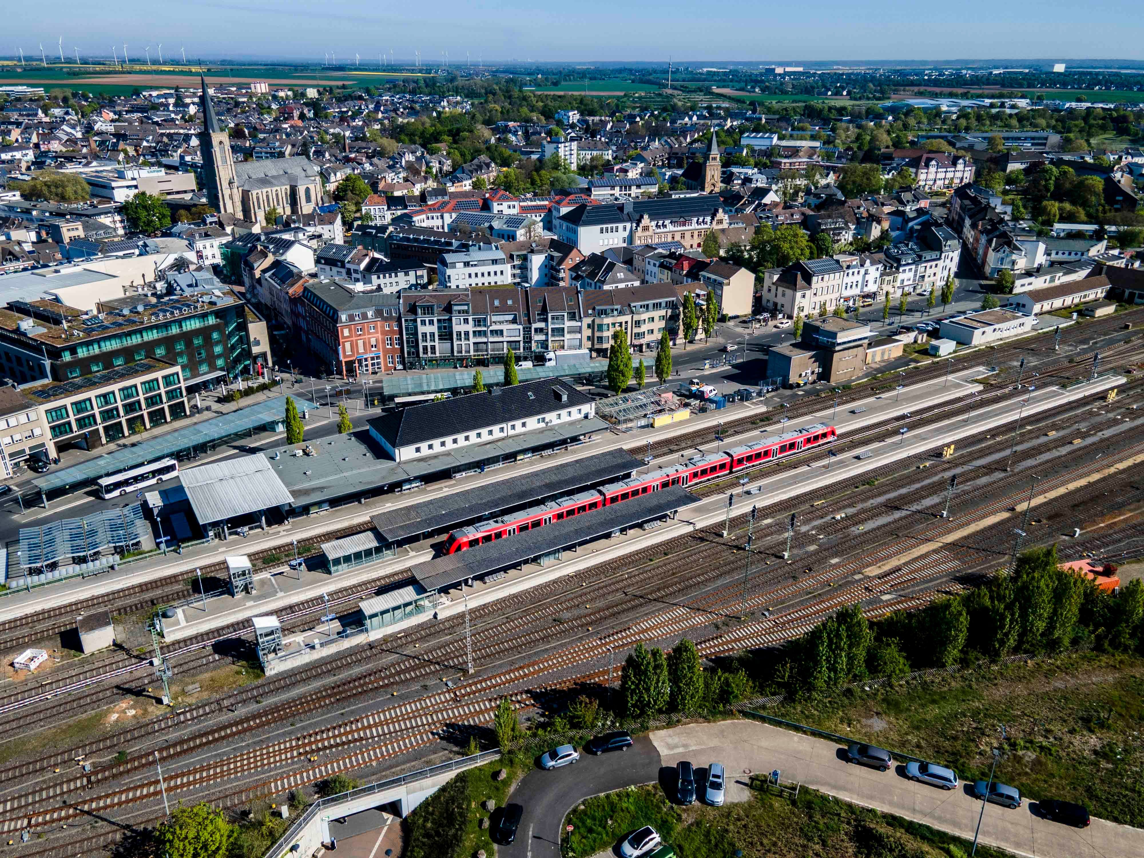 Die Luftaufnahme zeigt Bahnhof, Stellwerk und die Euskirchener Innenstadt im Hintergrund.