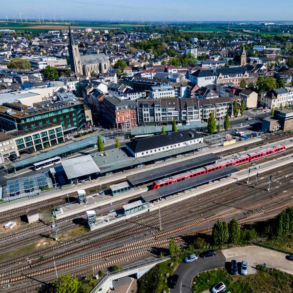 Die Luftaufnahme zeigt Bahnhof, Stellwerk und die Euskirchener Innenstadt im Hintergrund.