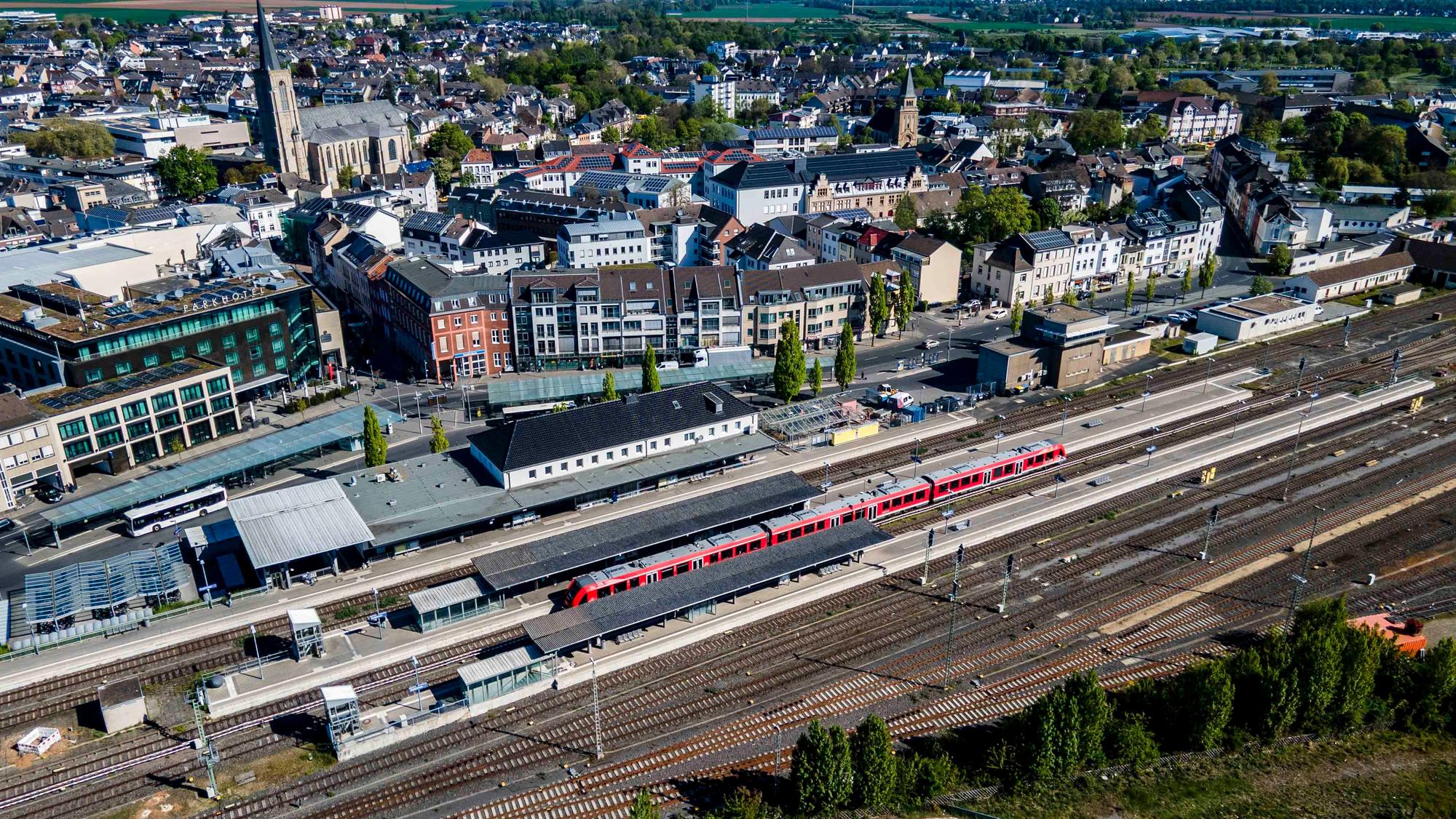 Die Luftaufnahme zeigt Bahnhof, Stellwerk und die Euskirchener Innenstadt im Hintergrund.