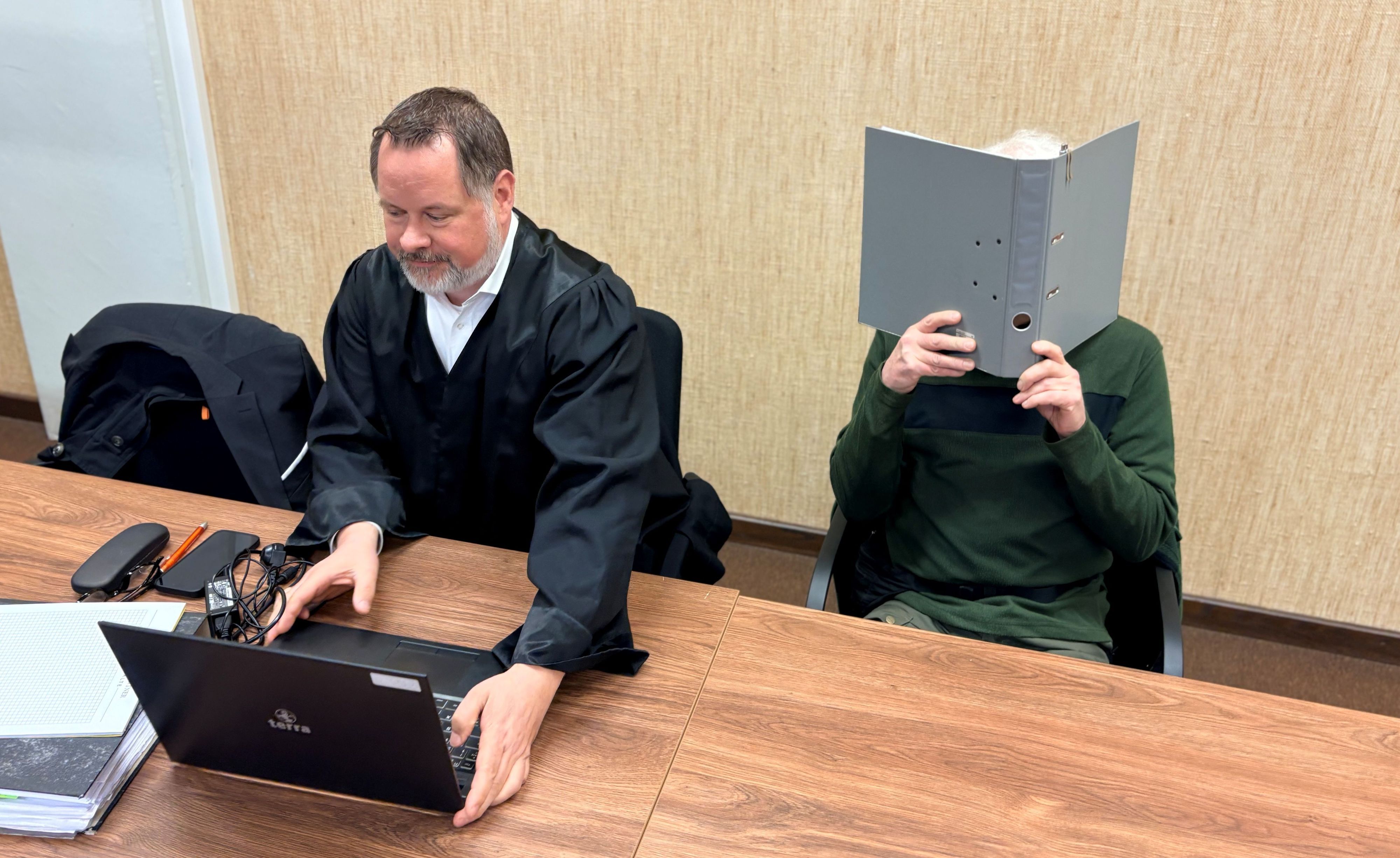 Der Angeklagte mit seinem Verteidiger Andreas Bonnen beim Prozess im Kölner Landgericht