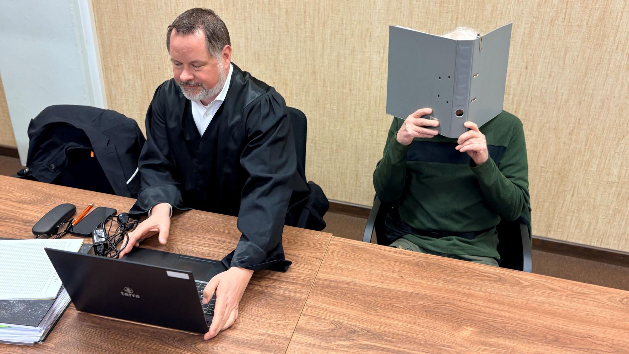 Der Angeklagte mit seinem Verteidiger Andreas Bonnen beim Prozess im Kölner Landgericht