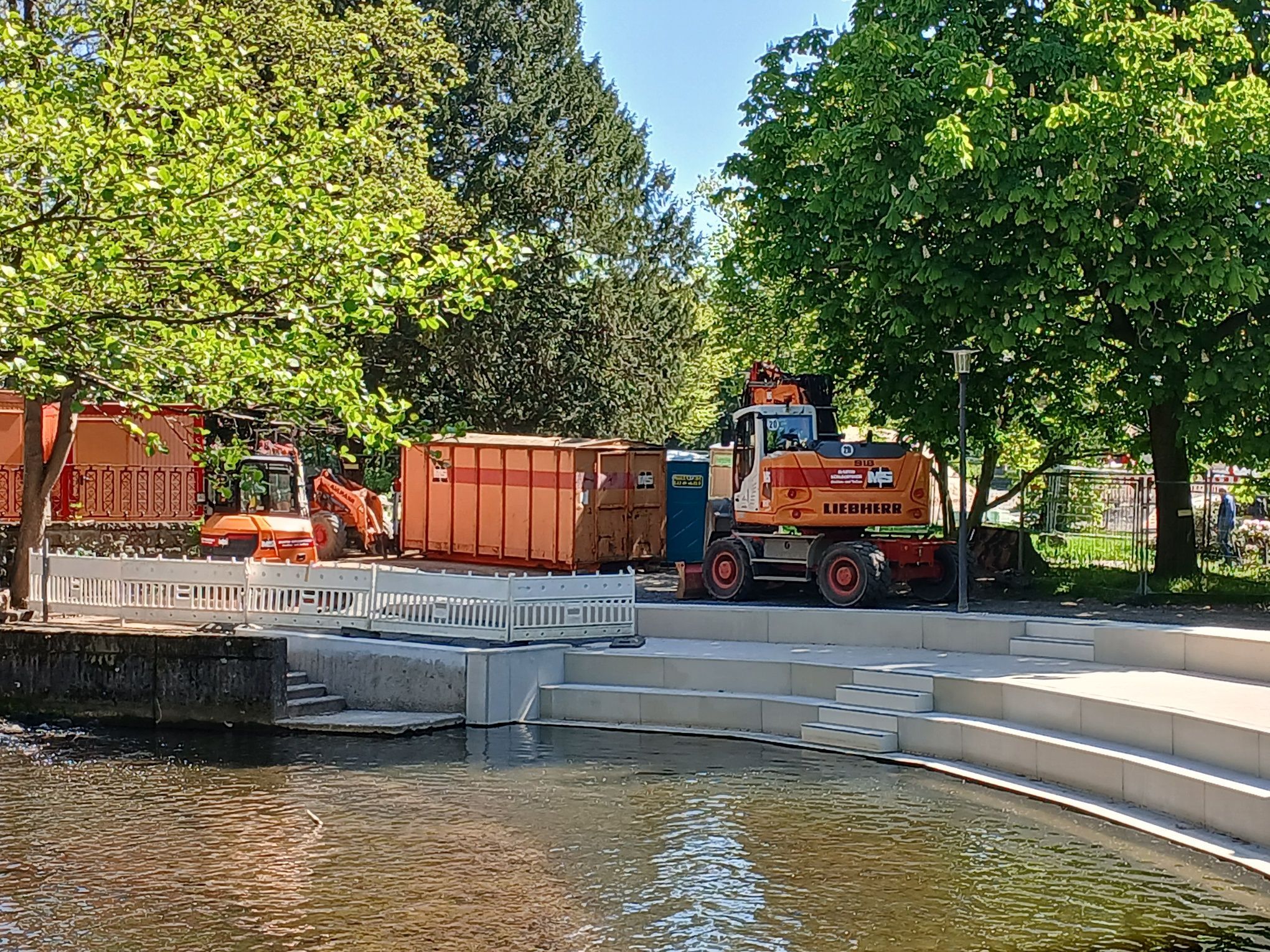 Baustelle für eine neue Treppenanlage am Mühlengraben neben dem Kreishaus