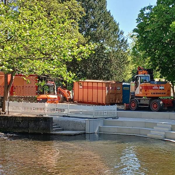 Baustelle für eine neue Treppenanlage am Mühlengraben neben dem Kreishaus