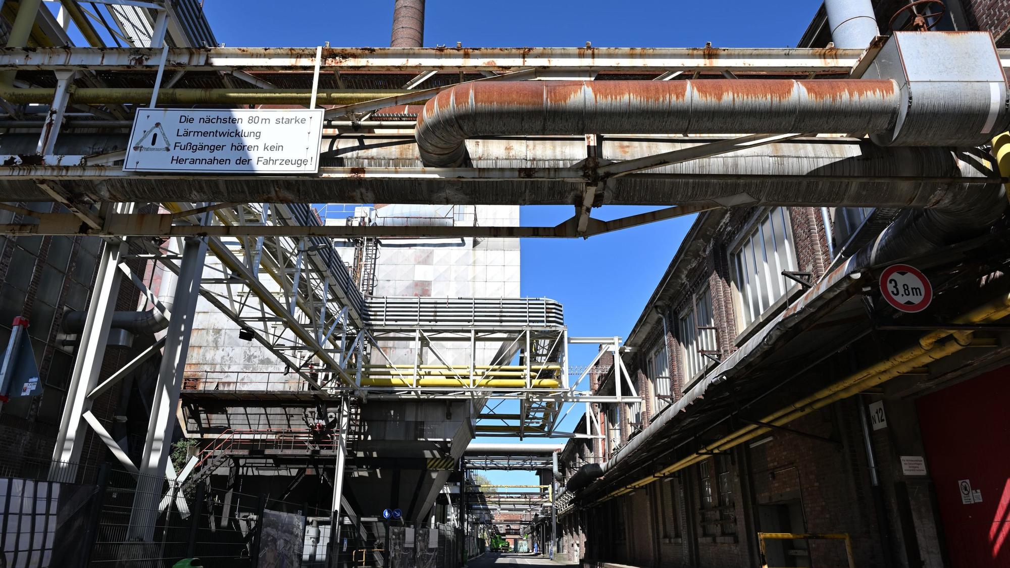 Das Foto zeigt Produktionsanlagen der Papierfabrik