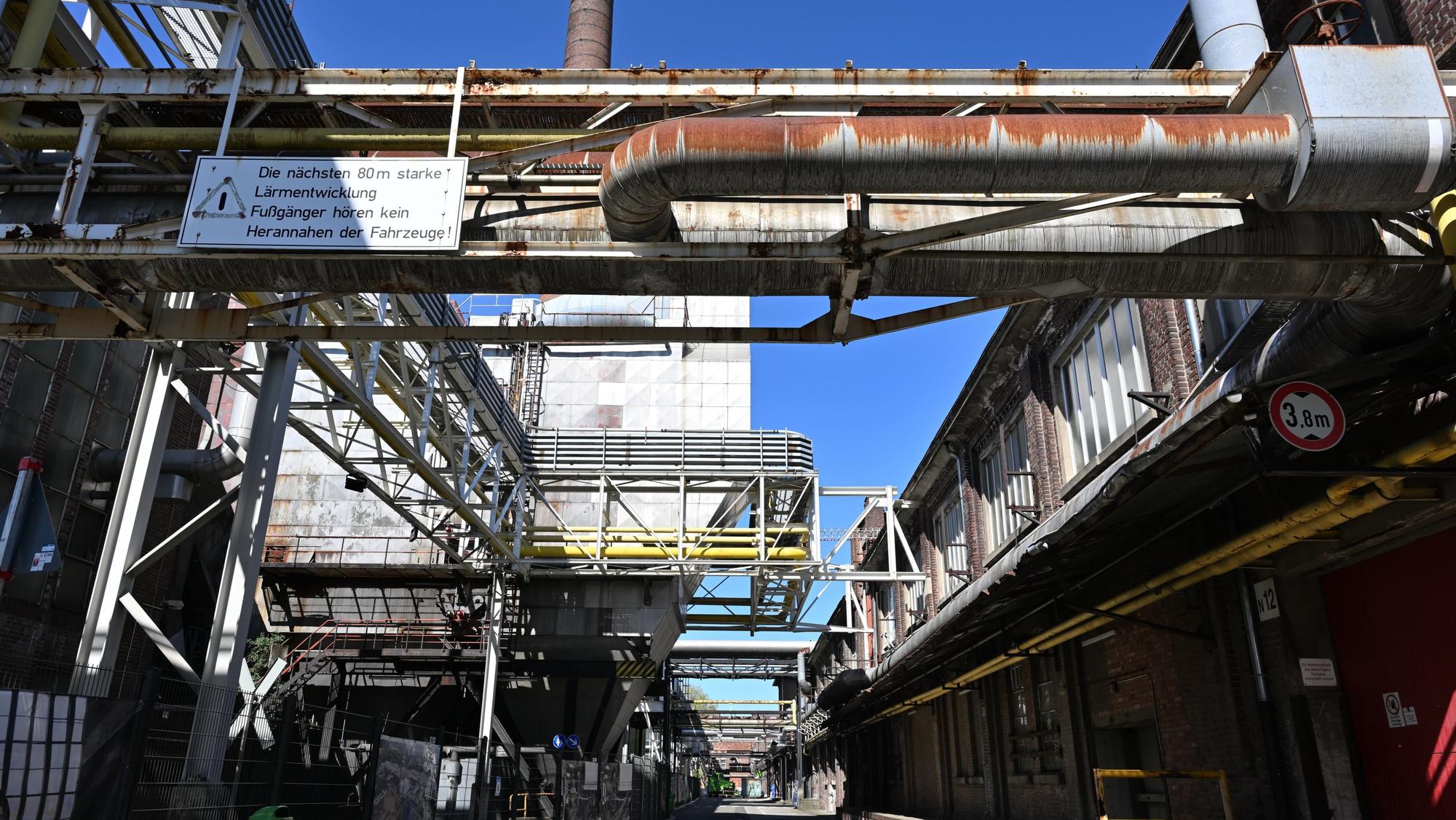 Das Foto zeigt Produktionsanlagen der Papierfabrik