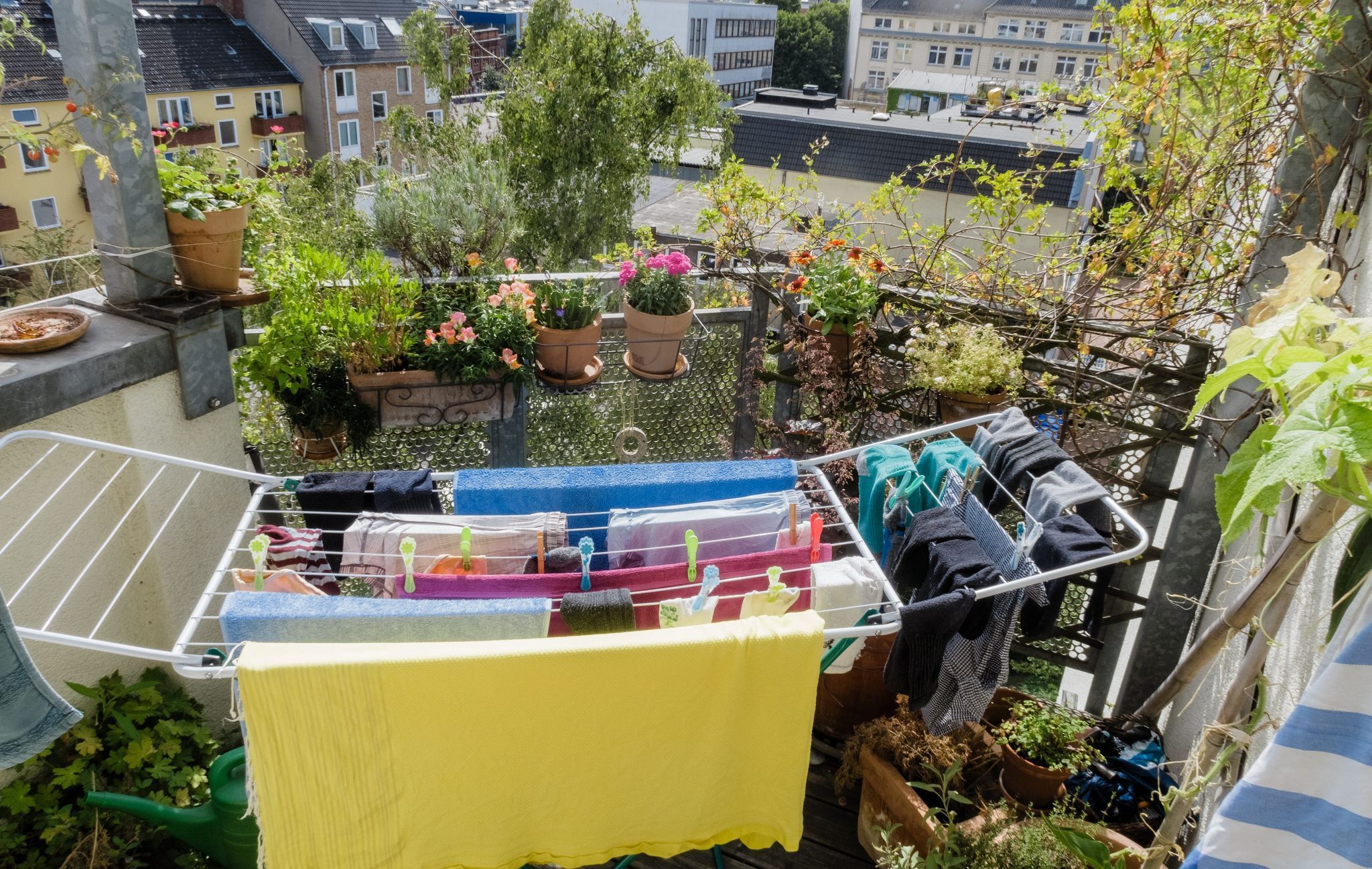 Wäsche hängt zum Trocknen auf einem Balkon