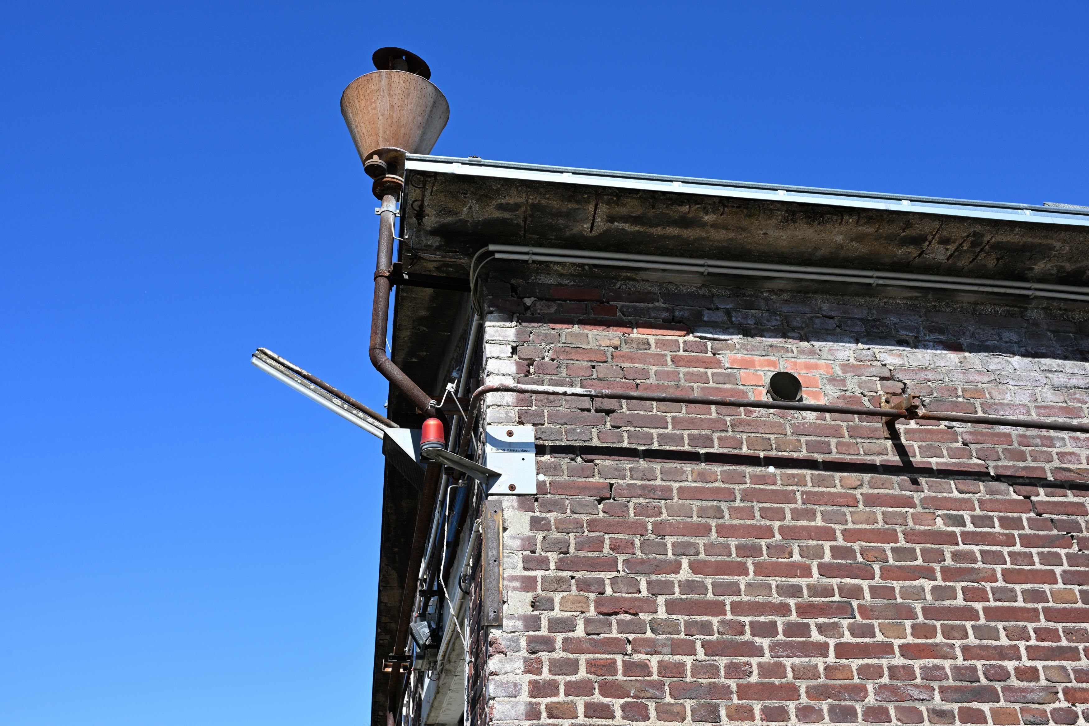 Das Foto zeigt Details einer Werkshalle