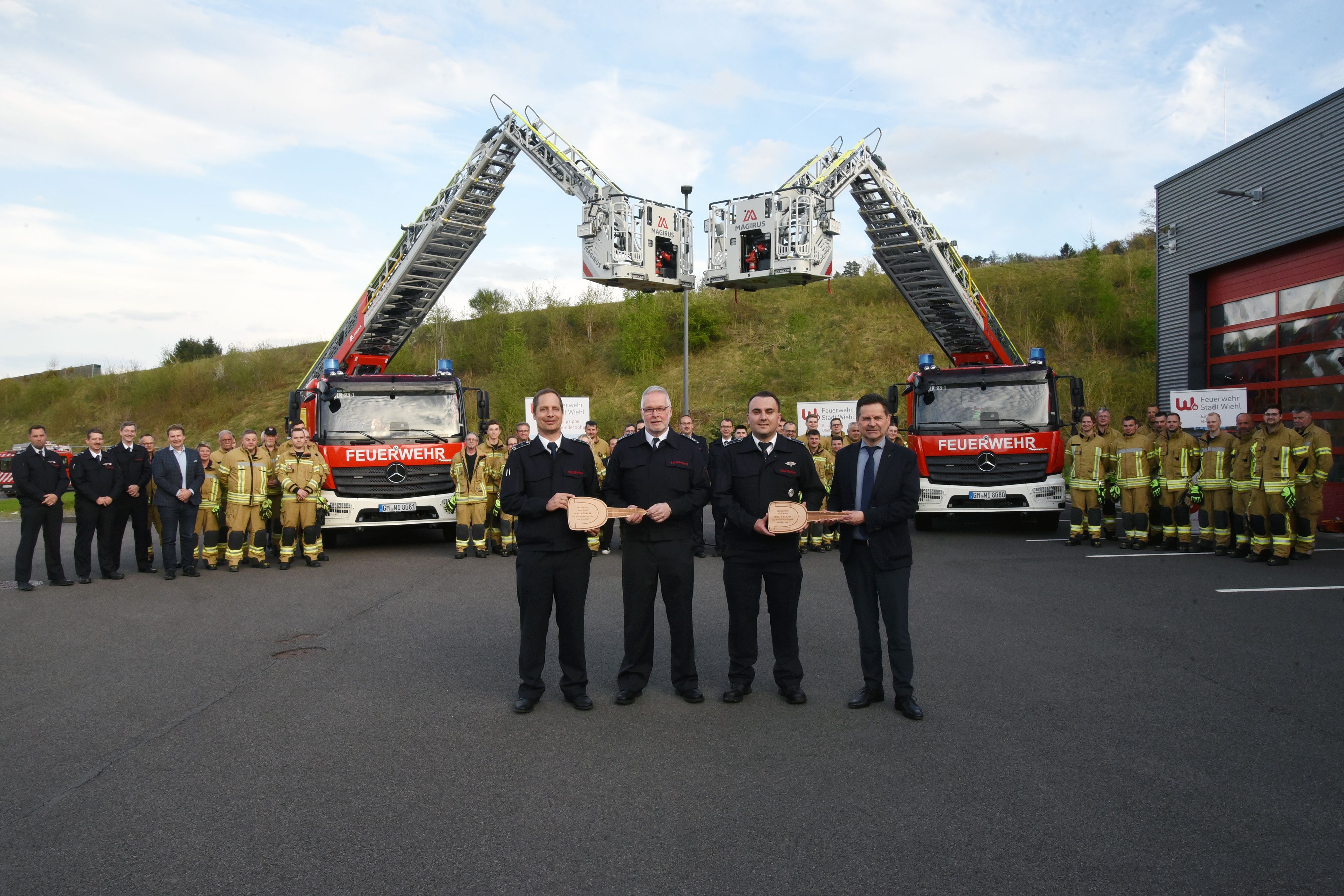 Feuerwehrchef Jens Schmidt (2.v.l.), hier bei der Fahrzeugübergabe vor einer Woche, wäre mit einer einzigen Drehleiter zufrieden.