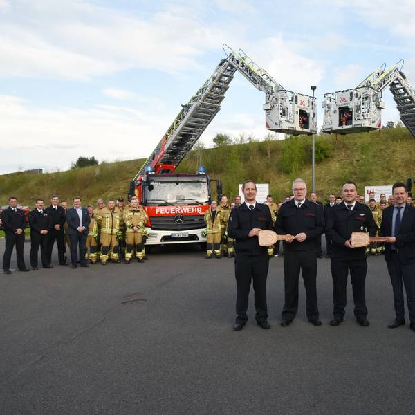 Feuerwehrchef Jens Schmidt (2.v.l.), hier bei der Fahrzeugübergabe vor einer Woche, wäre mit einer einzigen Drehleiter zufrieden.