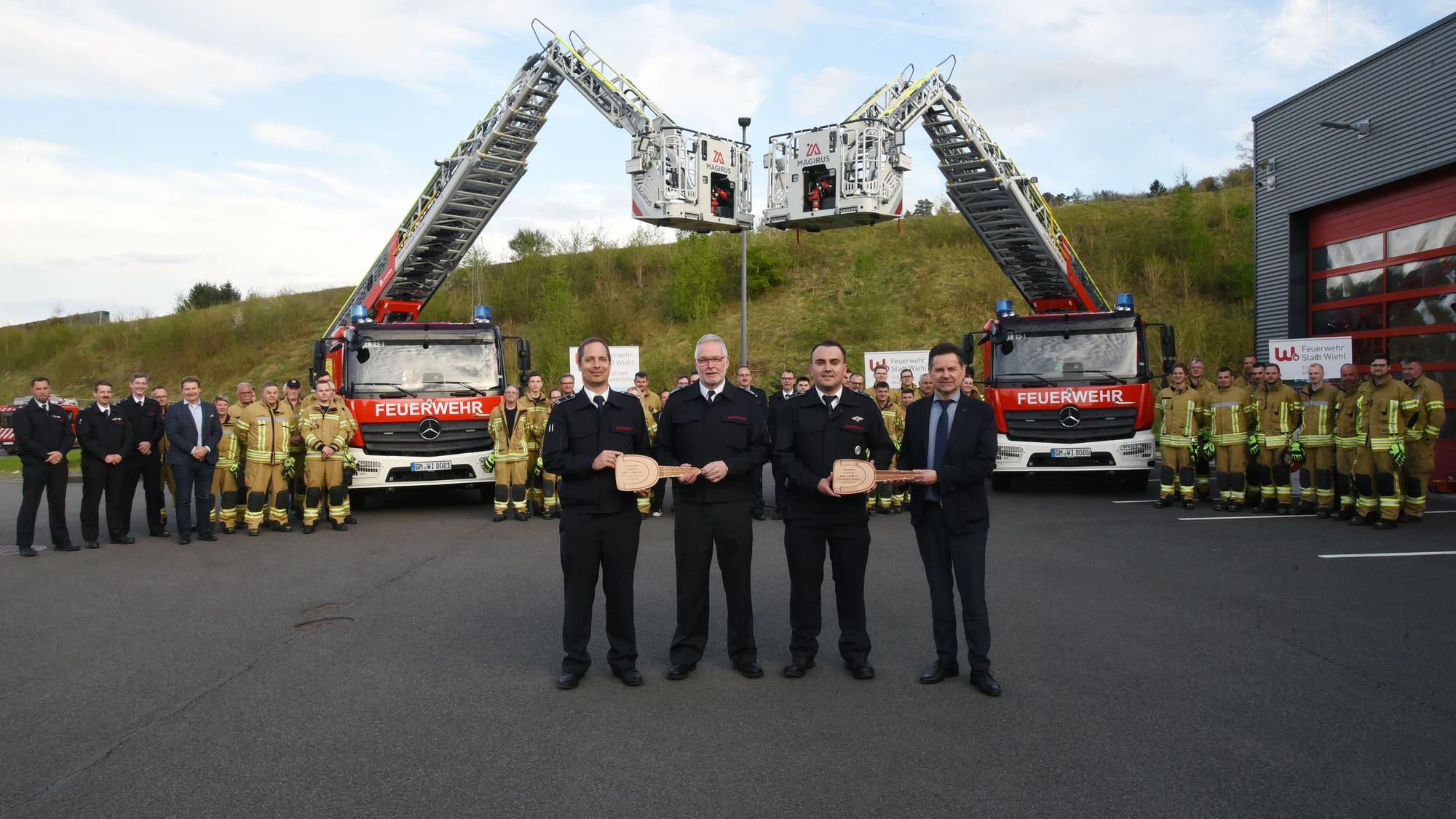 Feuerwehrchef Jens Schmidt (2.v.l.), hier bei der Fahrzeugübergabe vor einer Woche, wäre mit einer einzigen Drehleiter zufrieden.