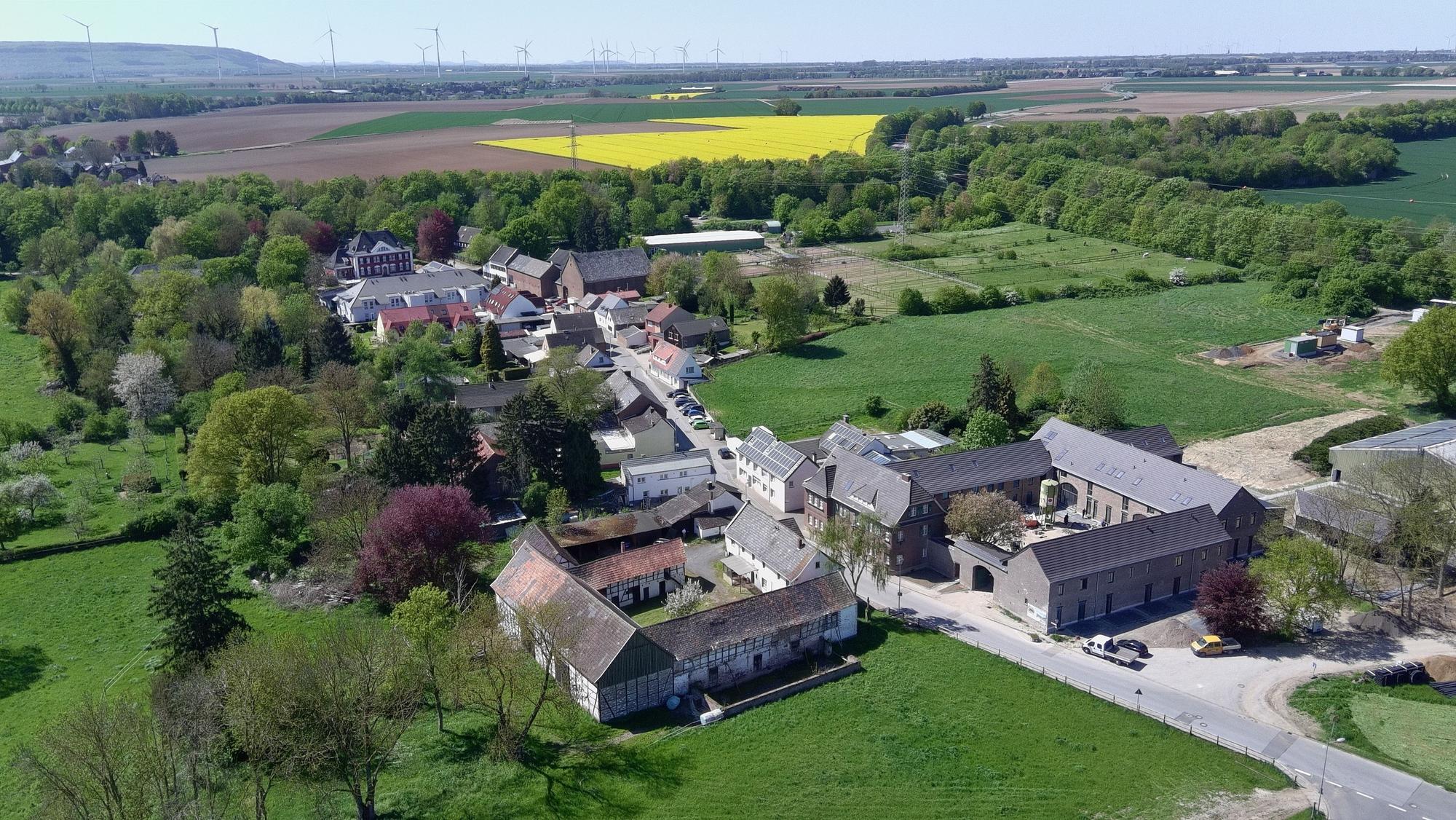 Zu sehen ist Millendorf aus der Luft.