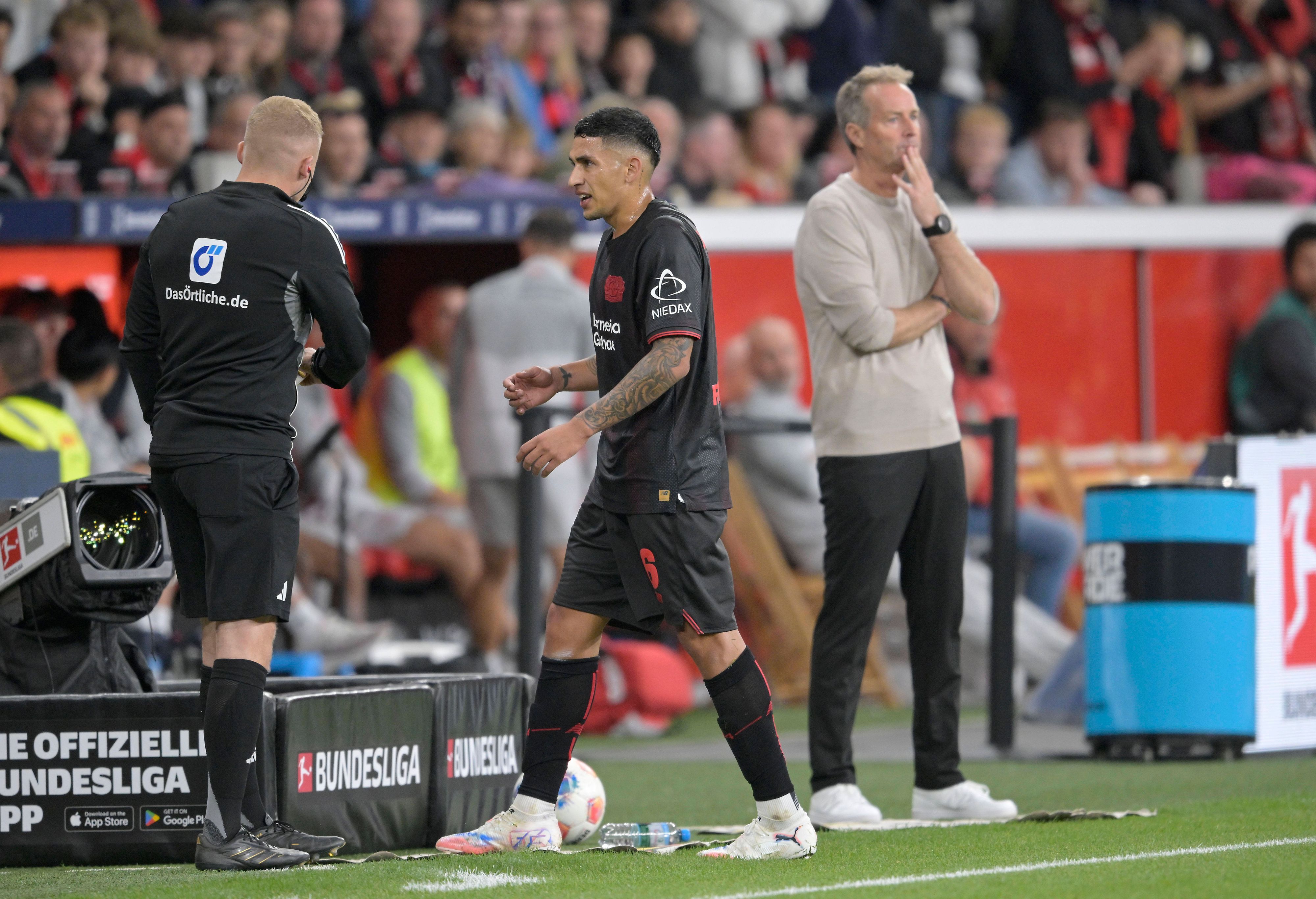 Ezequiel Fernandez FernandezBayer Leverkusen nach seiner gelb-rote Karte, dahinter Trainer Kasper Hjulmand Bayer Leverkusen Fussball 1. Bundesliga, 3.Spieltag, Bayer 04 Leverkusen - Eintracht Frankfurt 3:1 am 12.09.2025 in Leverkusen/ Deutschland. DFL regulations prohibit any use of photographs as image sequences and/or quasi-video Â *** Ezequiel Fernandez Fernandez Bayer Leverkusen after his yellow red card, behind coach Kasper Hjulmand Bayer Leverkusen Soccer 1 Bundesliga, Matchday 3, Bayer 04 Leverkusen Eintracht Frankfurt 3 1 on 12 09 2025 in Leverkusen Germany DFL regulations prohibit any use of photographs as image sequences and or quasi video Â