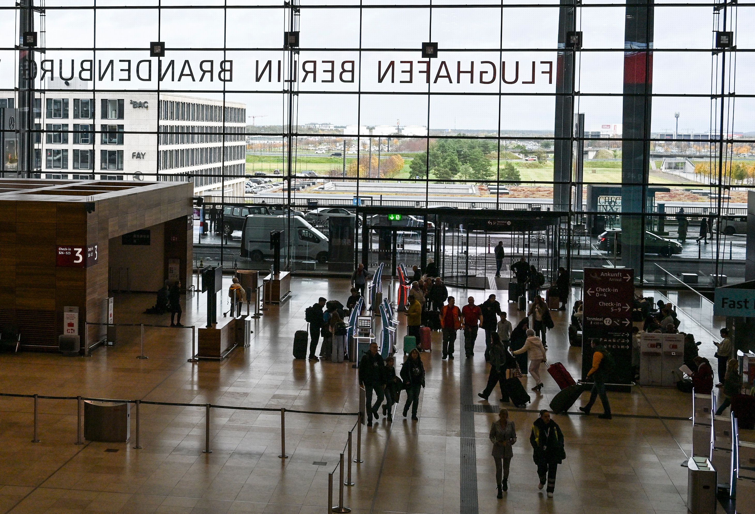 Der Mann habe sich im Flughafengebäude (Archivfoto) aufgehalten und sich selbst per Handzeichen an einen Polizisten gewandt.