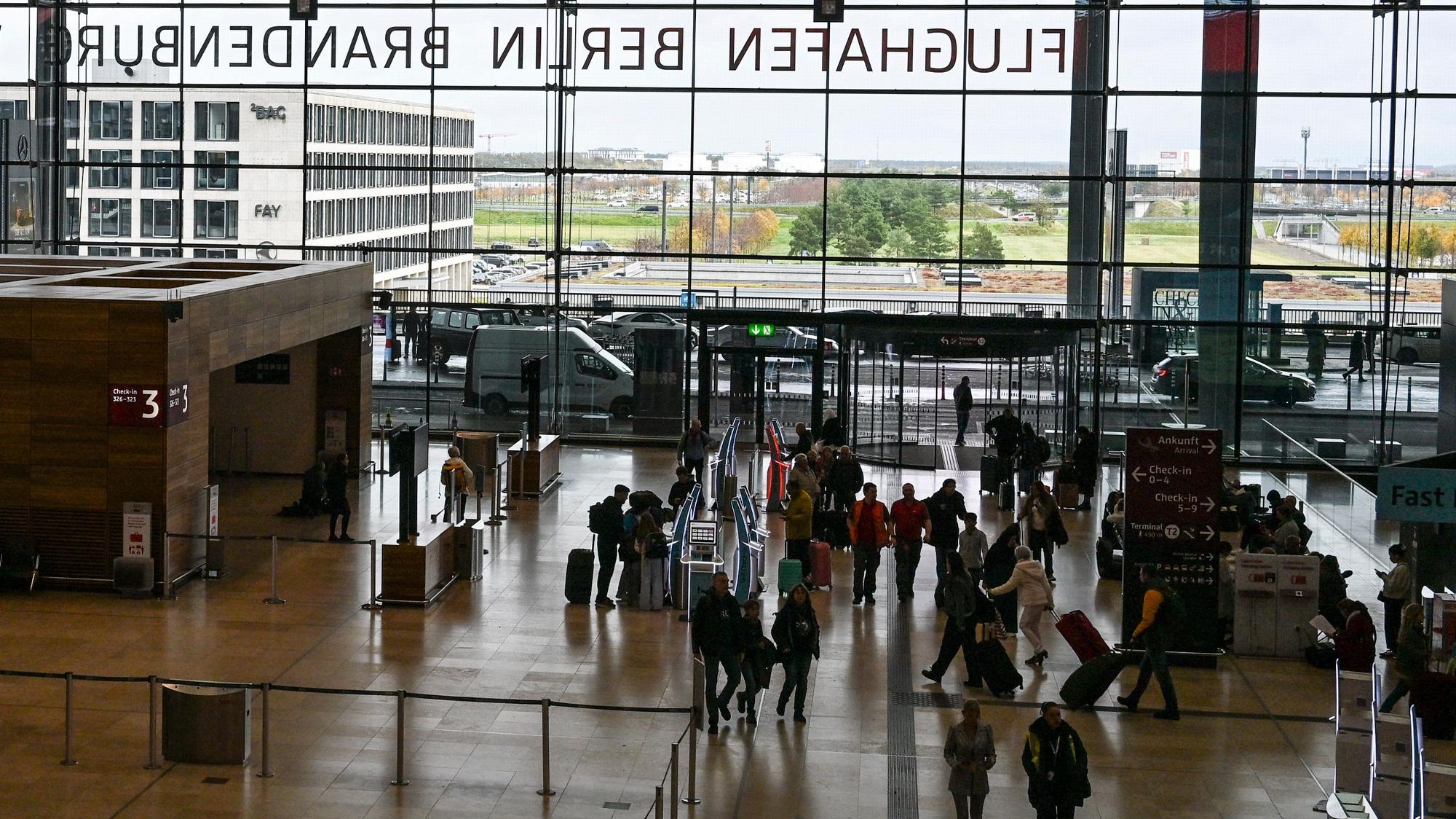 Der Mann habe sich im Flughafengebäude (Archivfoto) aufgehalten und sich selbst per Handzeichen an einen Polizisten gewandt.