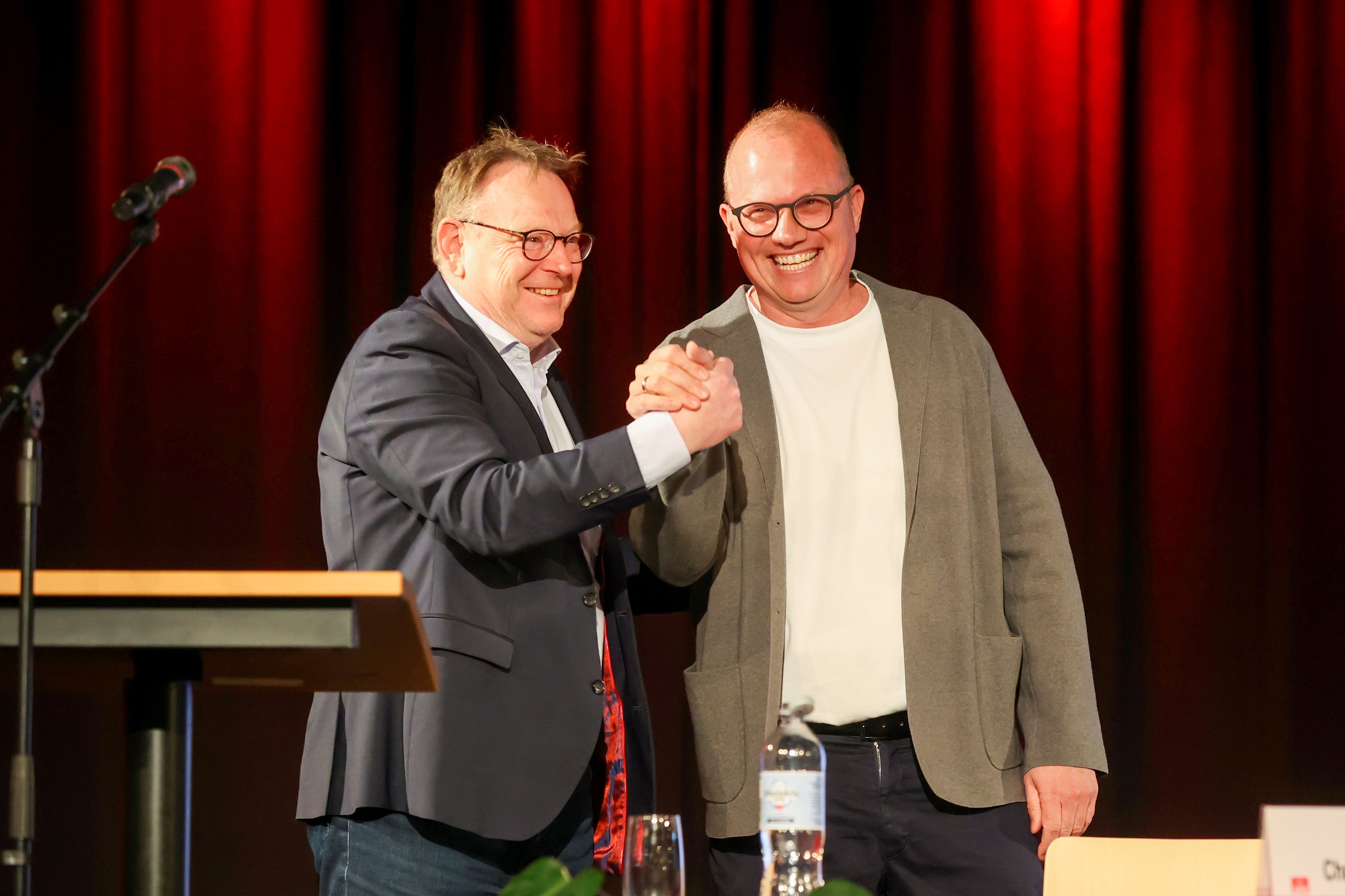 Torsten Burmester, Kölns OB, und Jochen Ott, Spitzenkandidat der NRW-SPD für die Landtagswahlen in einem Jahr, feiern sich gegenseitig.