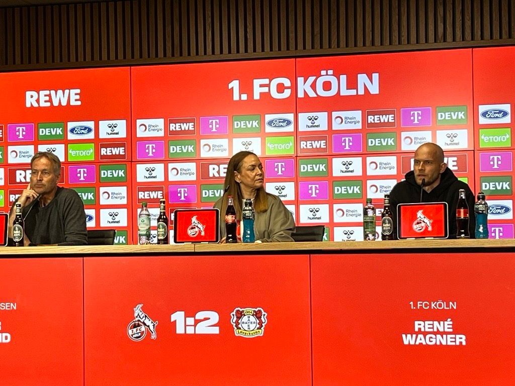 Leverkusens Trainer Kasper Hjulmand (l.) und FC-Trainer René Wagner während der Pressekonferenz