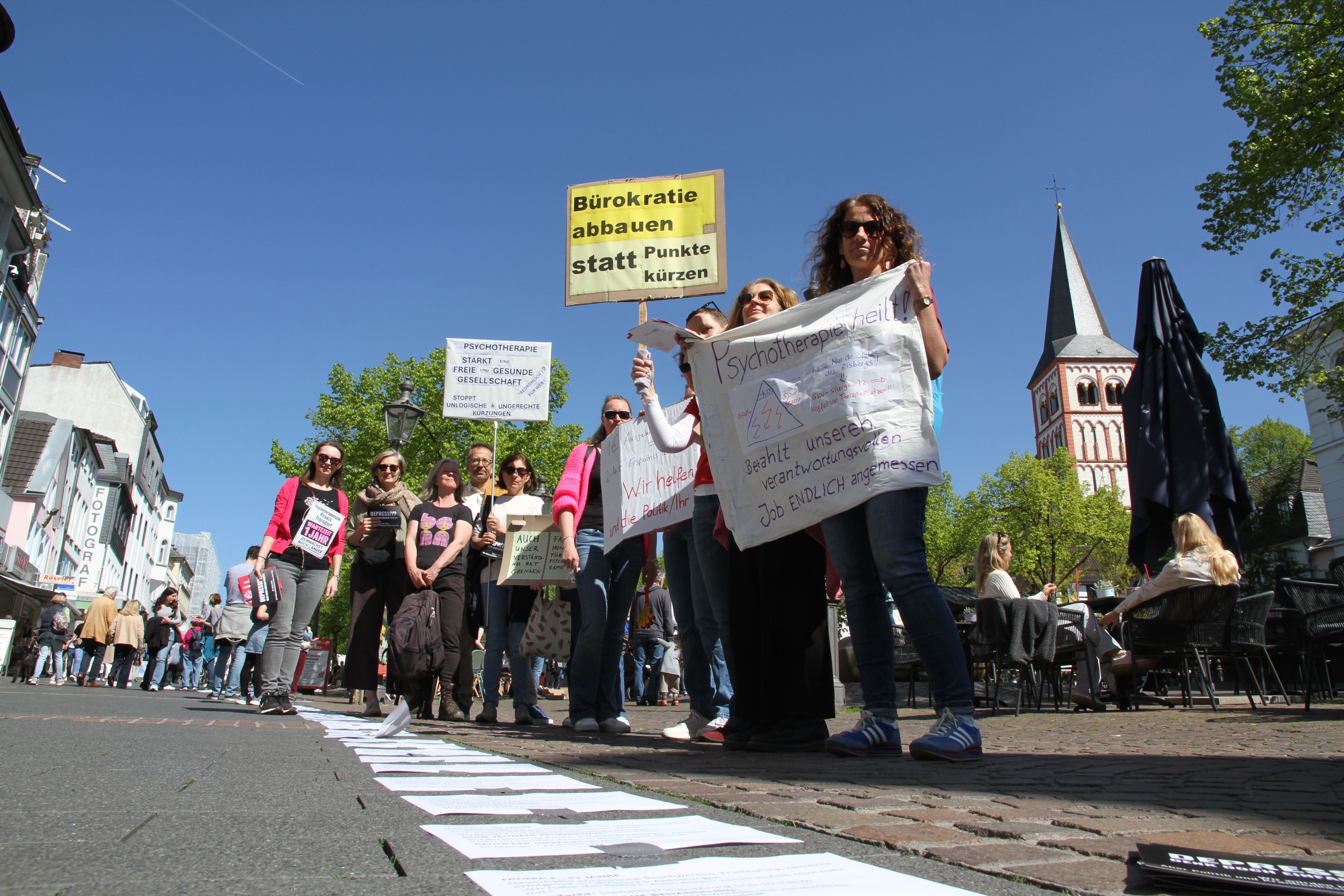 Psychotherapeuten zeigten in Siegburg Flagge gegen Honorarkürzungen und zeigten anhand von Ausdrucken Fallbeispiele von betroffeffen Patientinnen und Patienten