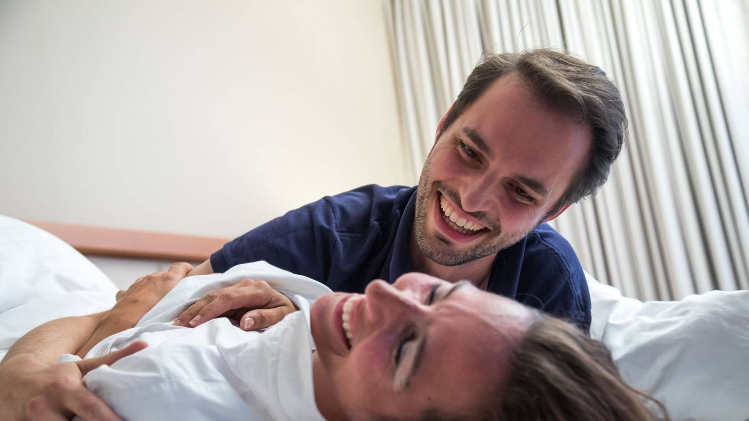 Ein Mann und eine Frau liegen in einem Bett
