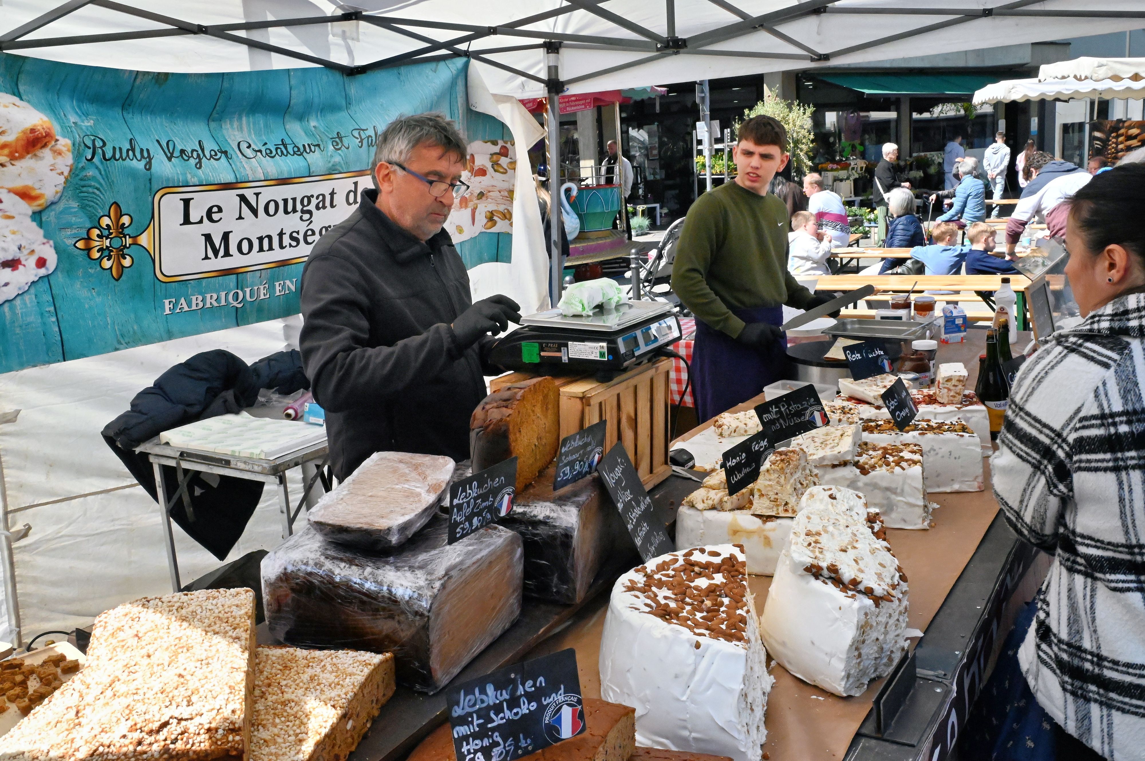 An einem Stand werden große Tortenstücke verkauft.