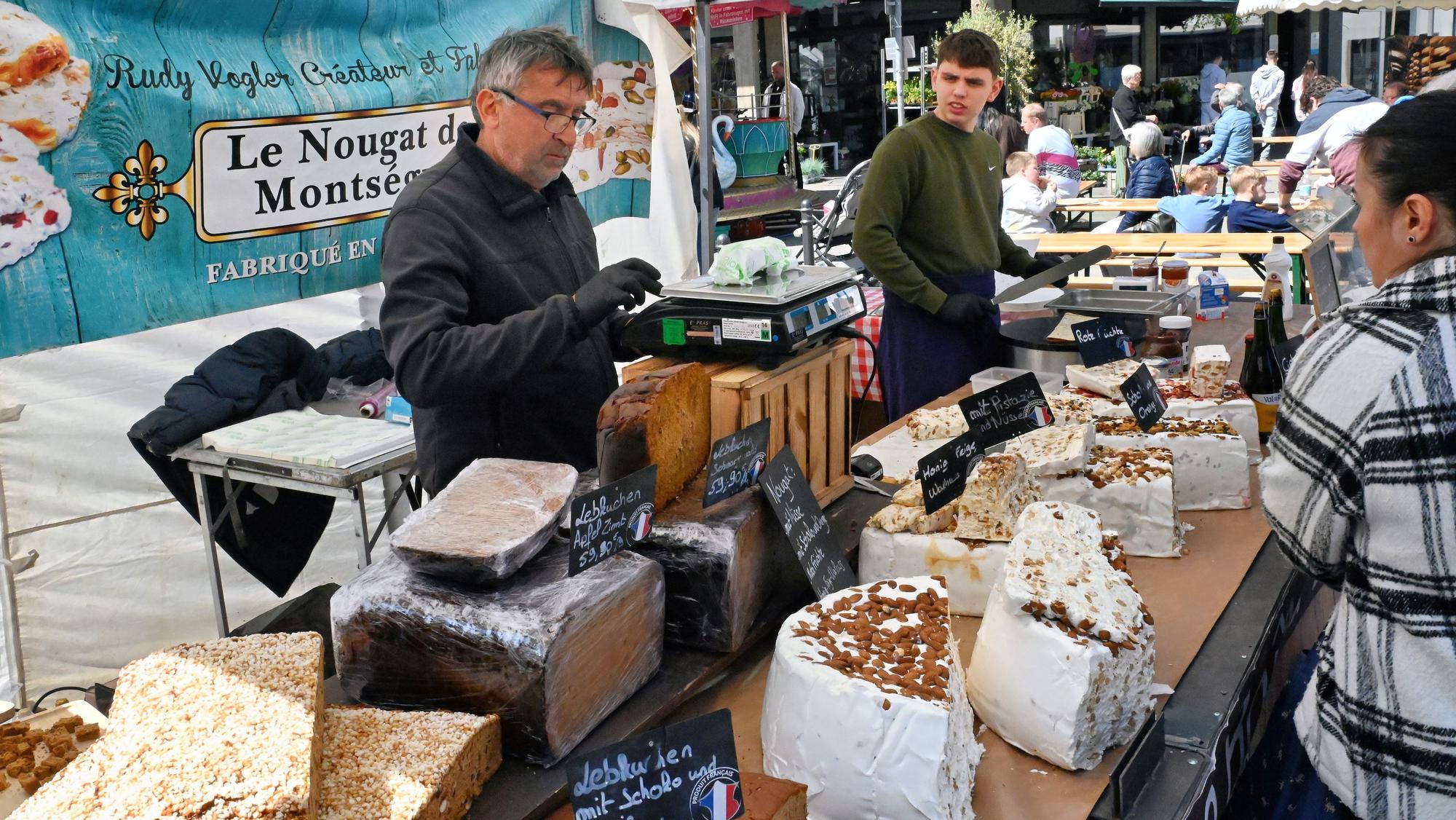 An einem Stand werden große Tortenstücke verkauft.
