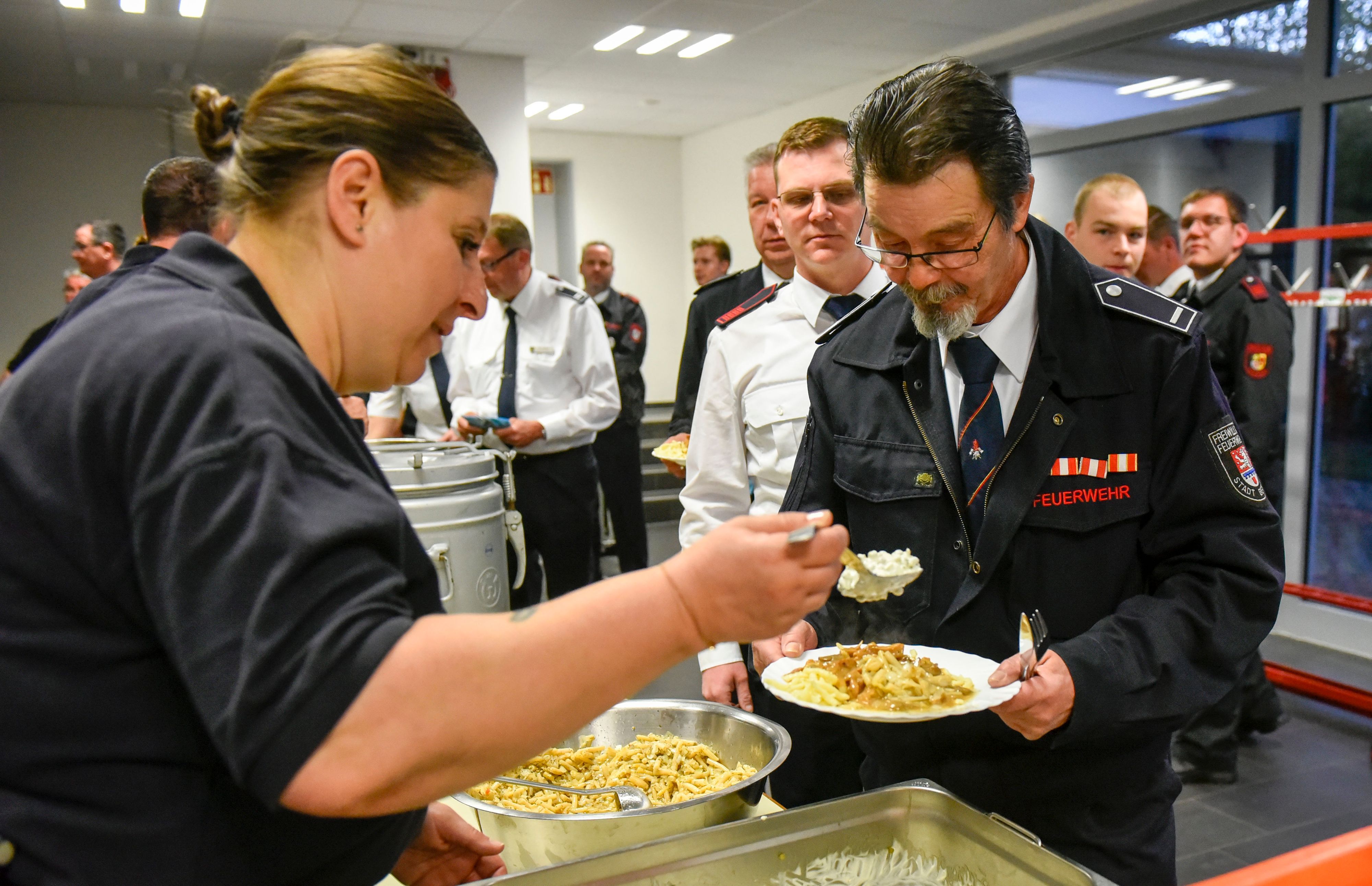 Auf dem Bild ist die Essensausgabe an die Wehrleute zu sehen.