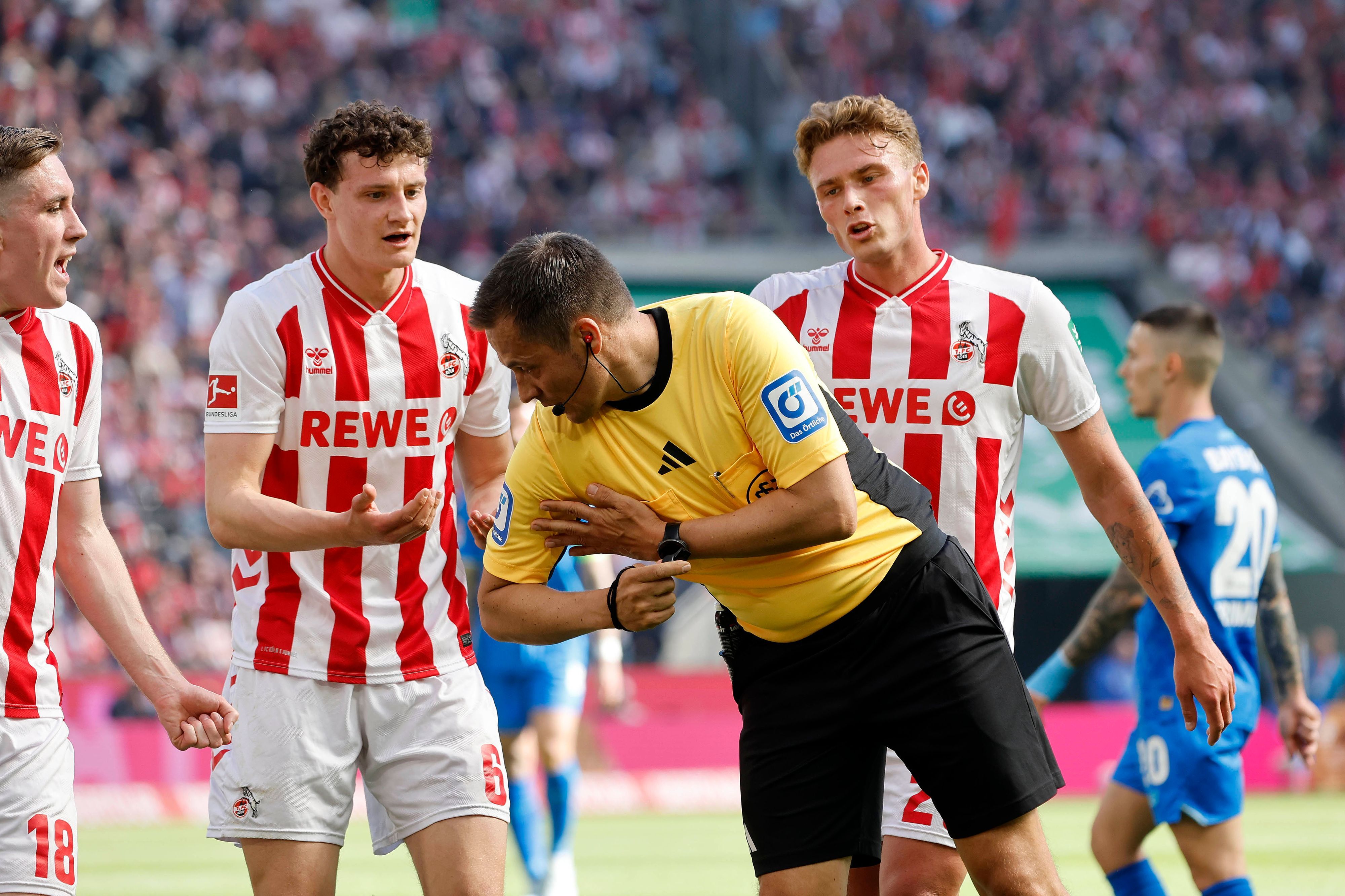 Robert Hartmann zeigt an, dass Martel den Ball mit der Hand gespielt hat.