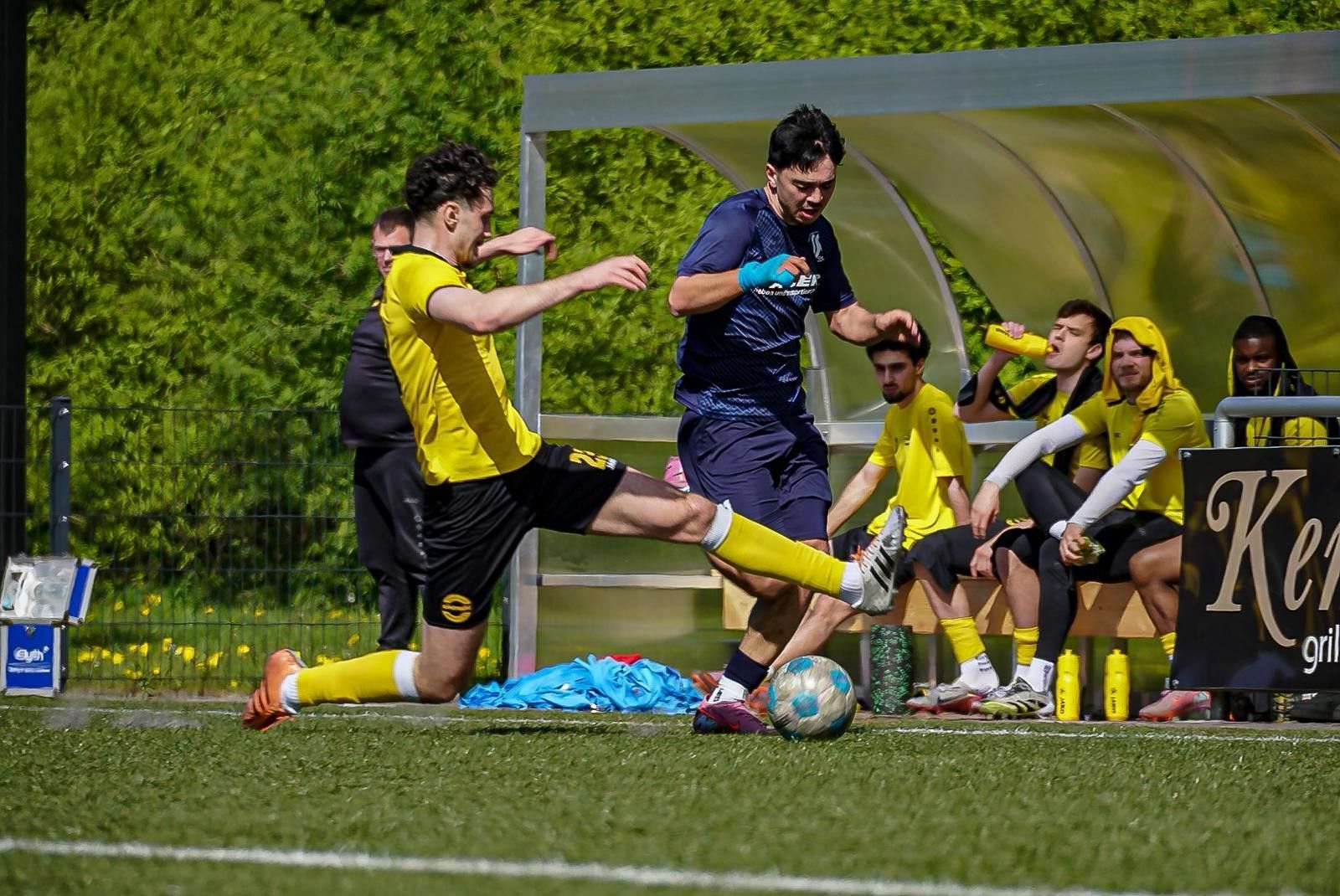 Eine Spielsituation zwischen Hohkeppel und Siegburg im Fußball.