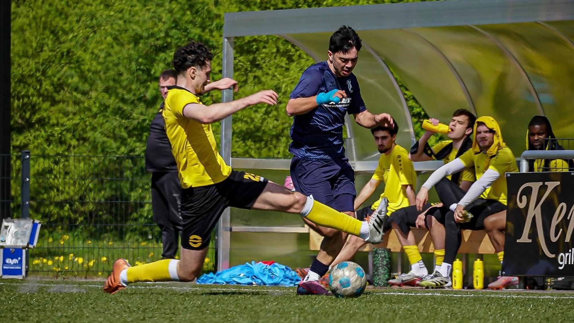 Eine Spielsituation zwischen Hohkeppel und Siegburg im Fußball.