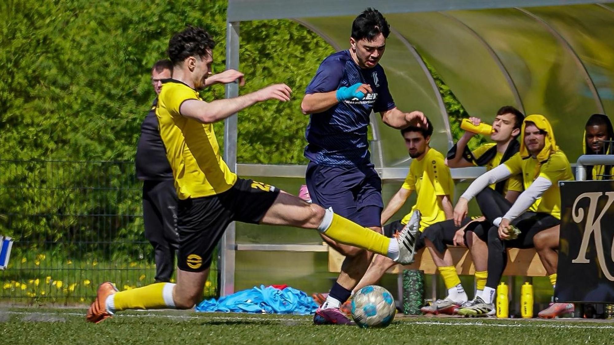 Waiss Ezami (rechts) und der SSV 04 entführen einen Punkt aus Hohkeppel.