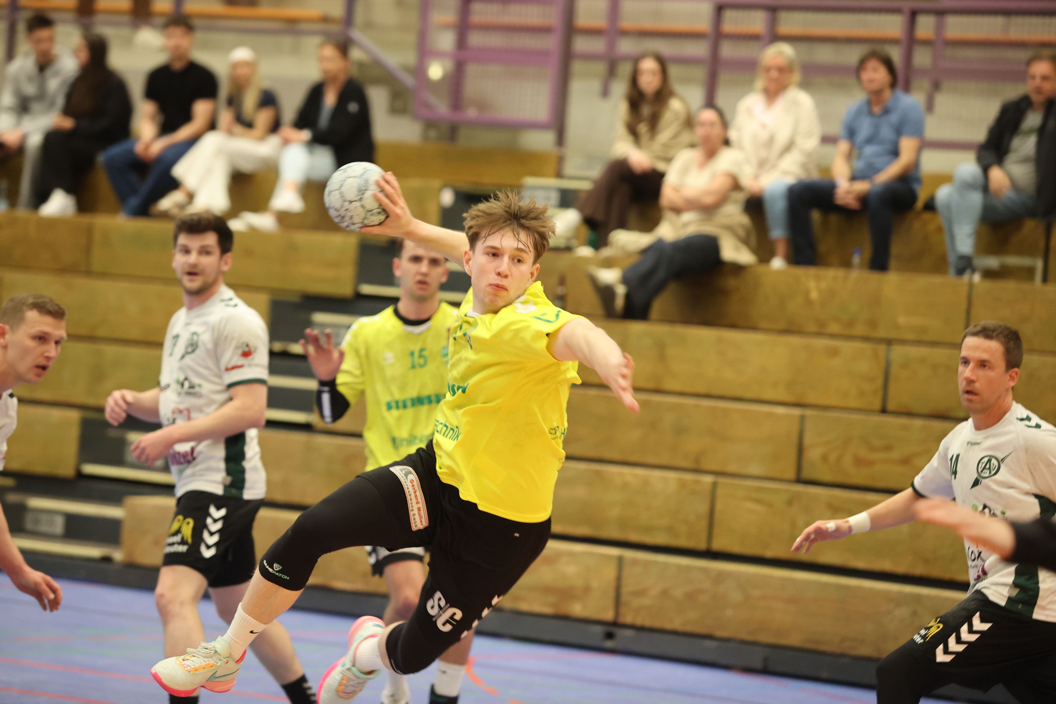 Spielsituation in der Handball-Regionalliga der Männer zwischen dem HC Gelpe Strombach und dem TV Aldekerk, Strombachs Nr. 10 im Angriff.