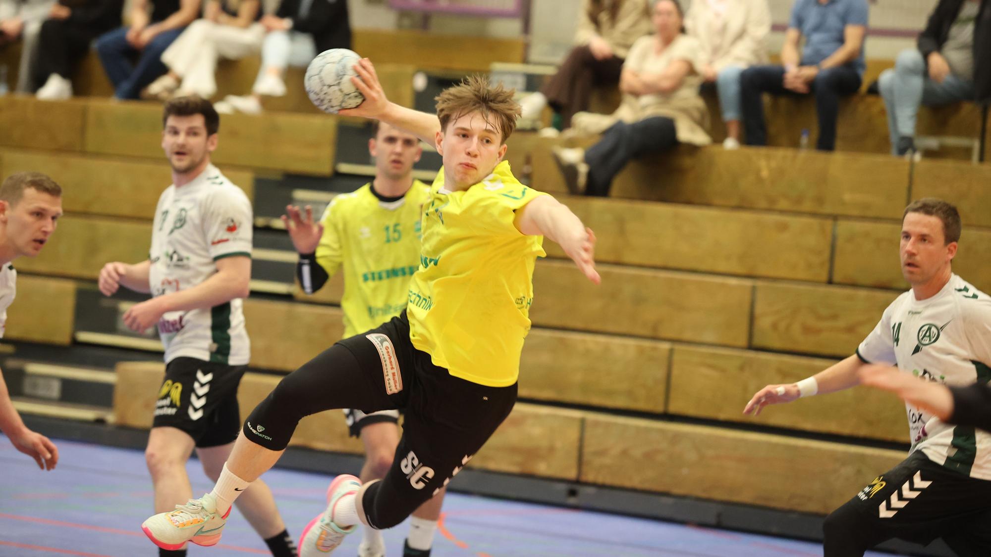 Spielsituation in der Handball-Regionalliga der Männer zwischen dem HC Gelpe Strombach und dem TV Aldekerk, Strombachs Nr. 10 im Angriff.