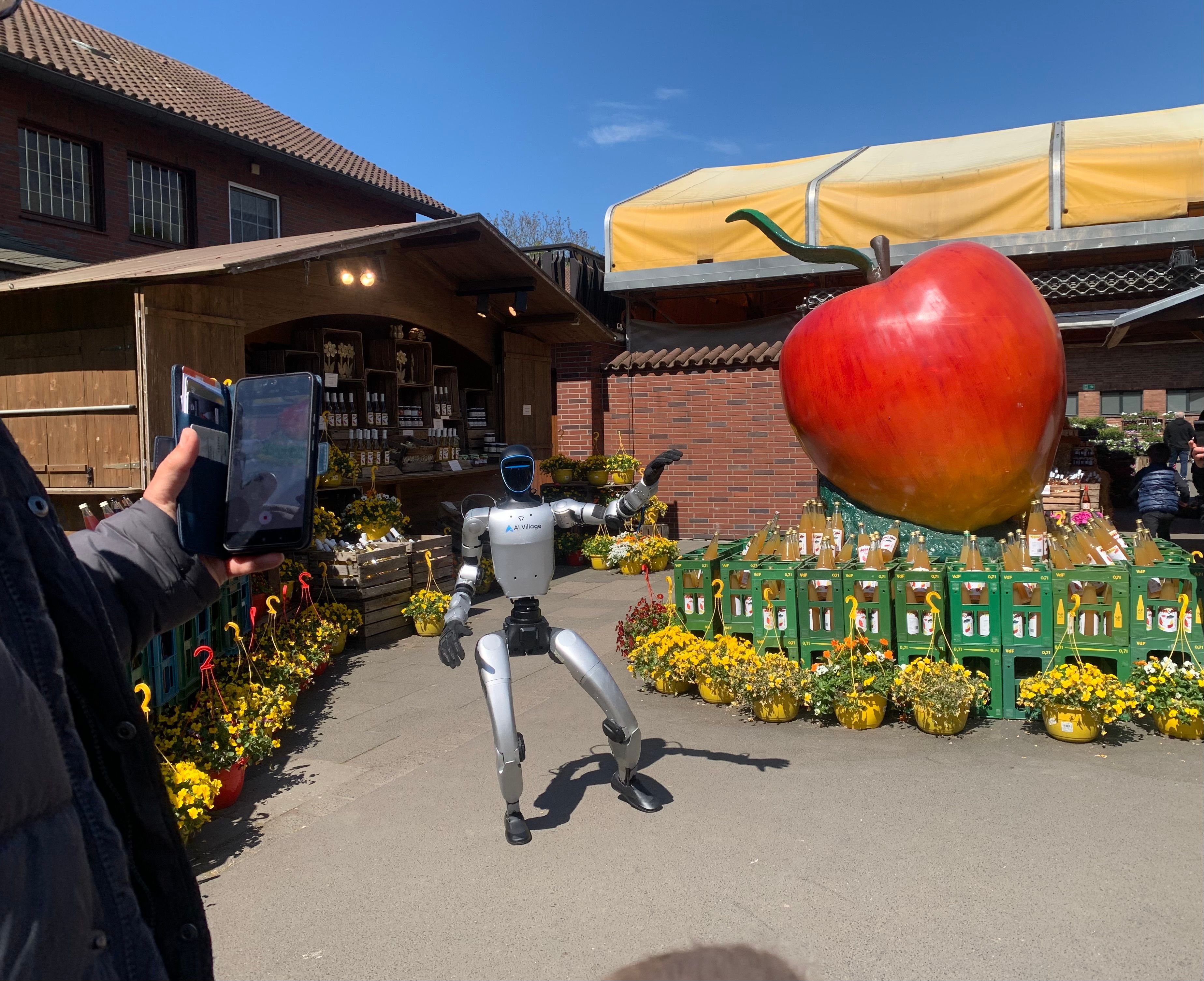 Das Foto zeigt den Roboter vor der Auslage auf dem Gertrudenhof.