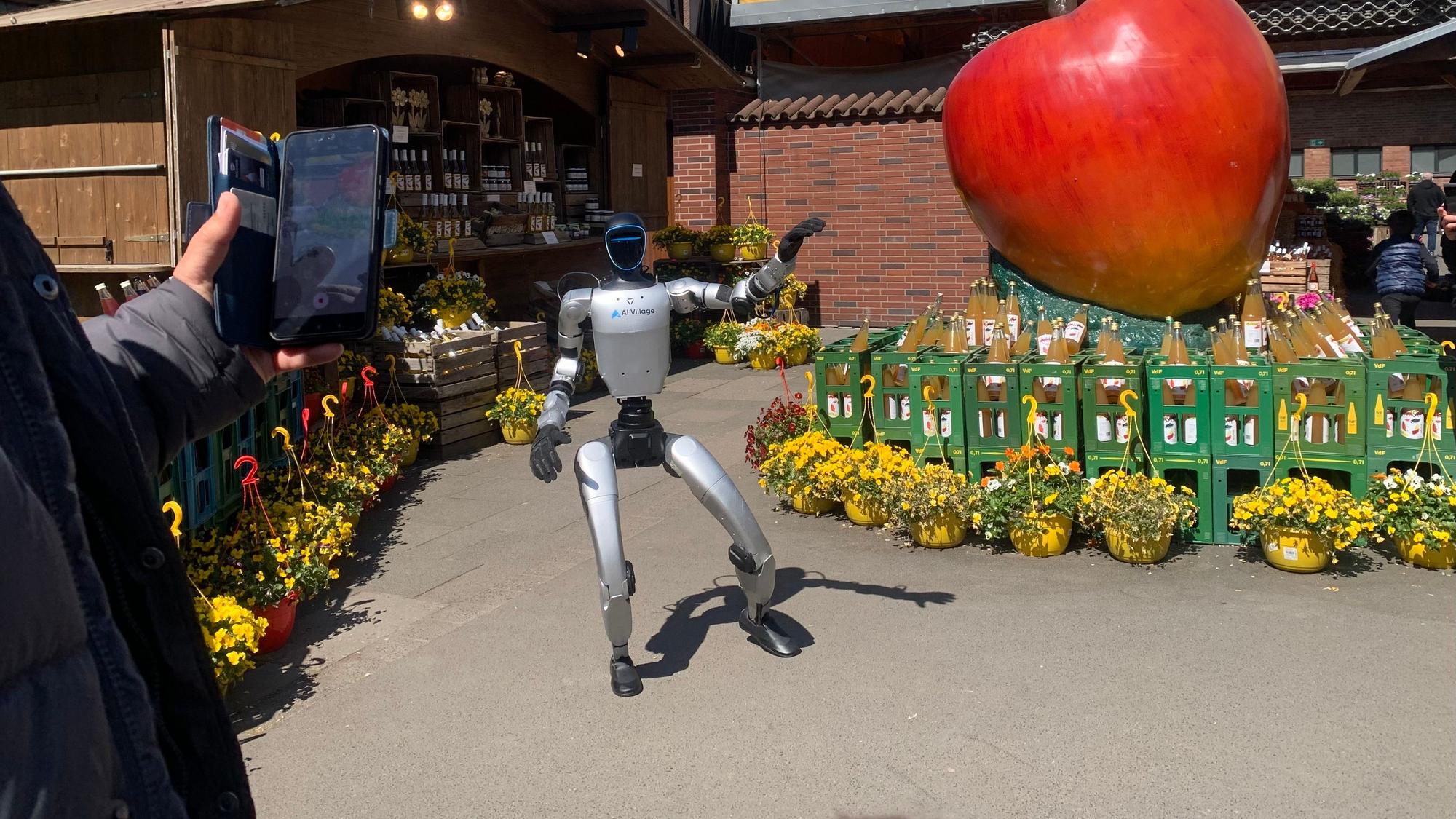Das Foto zeigt den Roboter vor der Auslage auf dem Gertrudenhof.