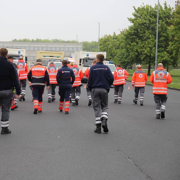 Die Hilfsorganisationen übten das Kolonnefahren im Verband, dazu waren drei Einsatzeinheiten auf den Bereitstellungsraum in Sankt Augustin am Aldi-Zentrallager gekommen.