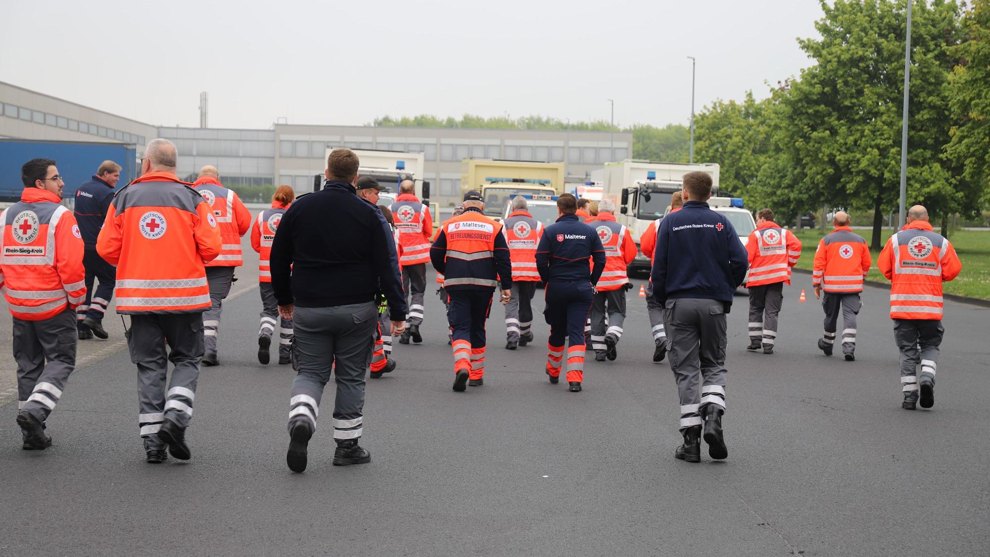 Die Hilfsorganisationen übten das Kolonnefahren im Verband, dazu waren drei Einsatzeinheiten auf den Bereitstellungsraum in Sankt Augustin am Aldi-Zentrallager gekommen.