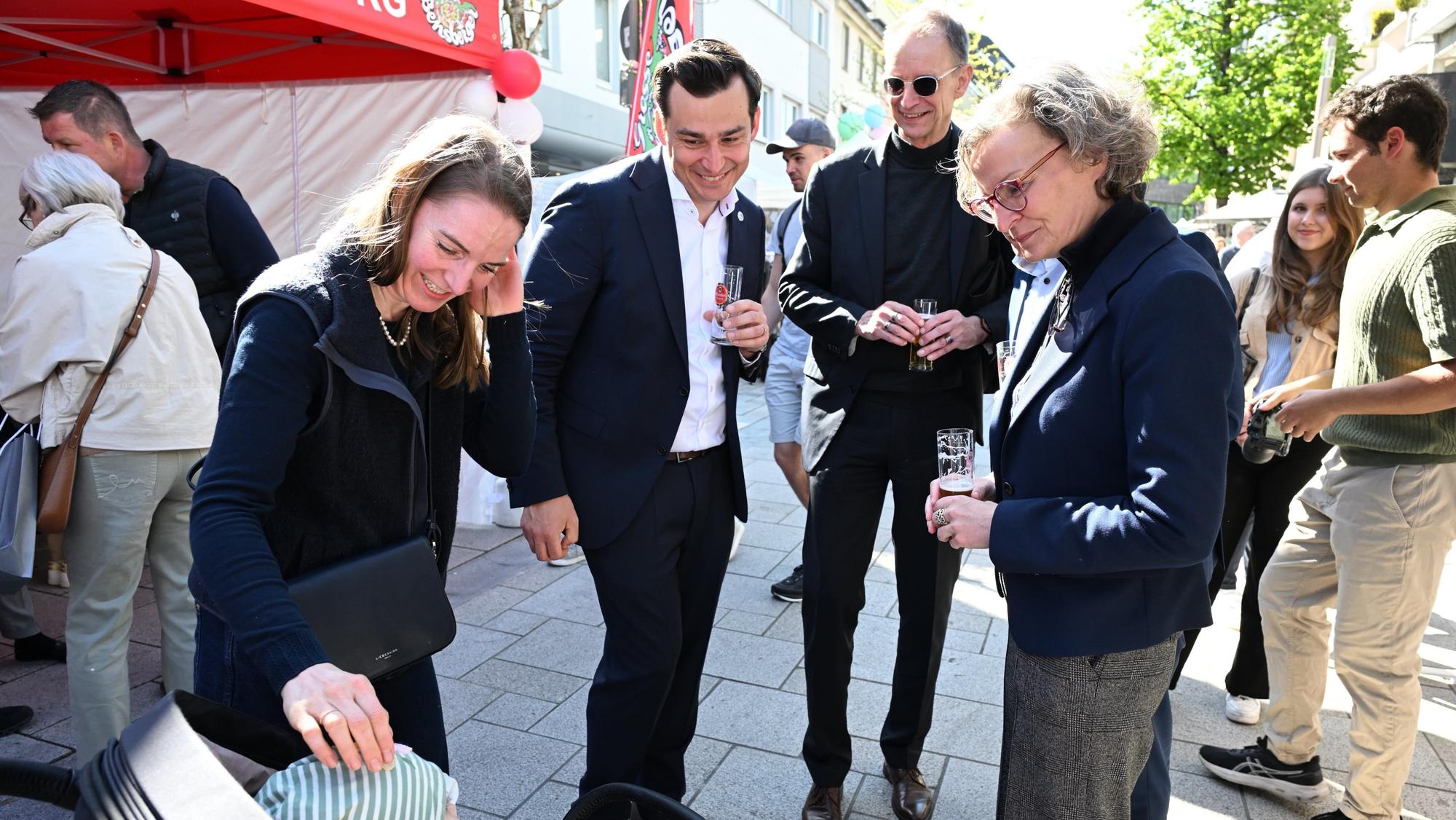 Zu sehen ist Gladbachs Bürgermeister Marcel Kreutz mit NRW-Ministerin Ina Scharrenbach und anderen Personen.