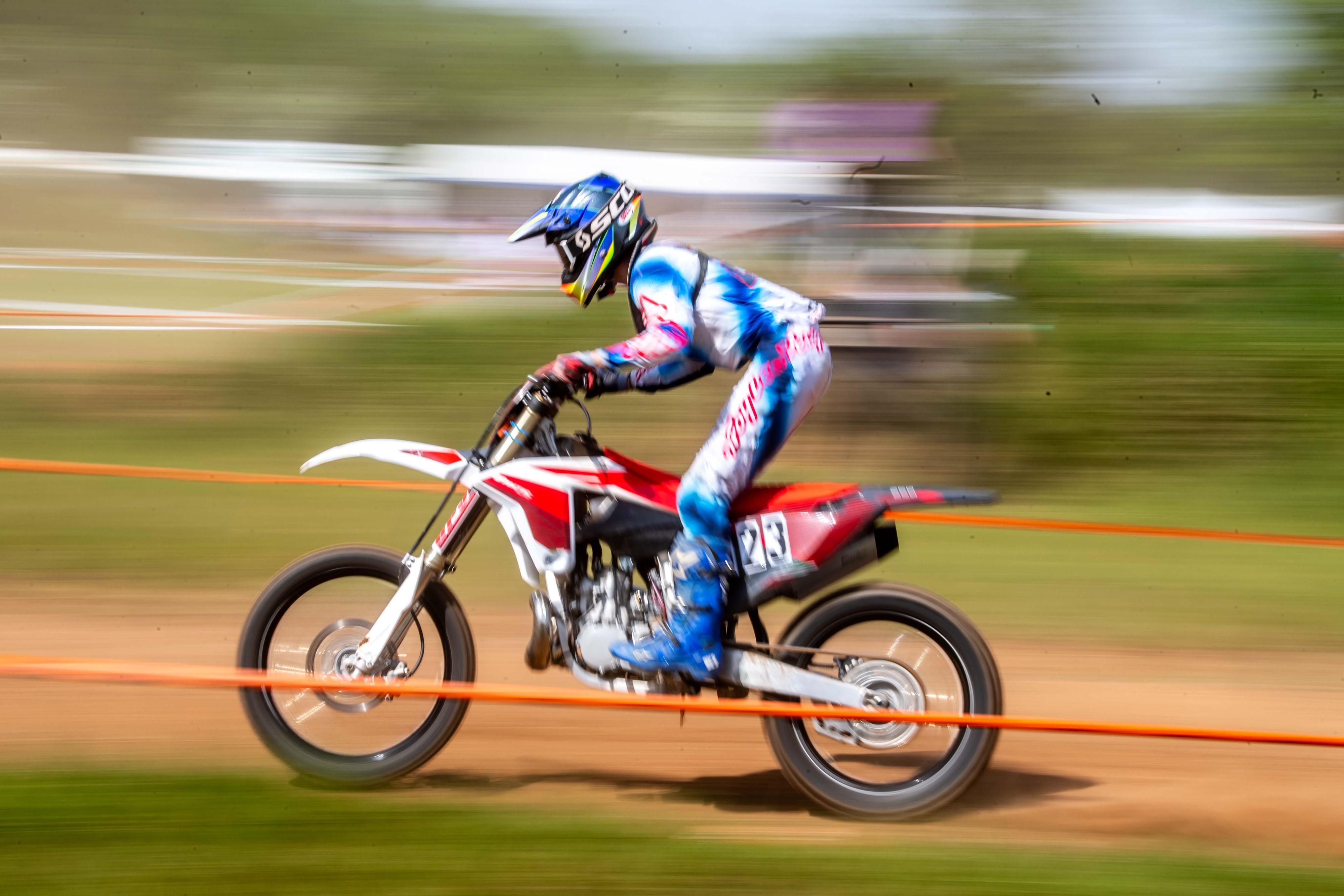 Das Bild zeigt den Motocrosser Johannes Moll während eines Rennens am Billiger Wald bei Euskirchen.