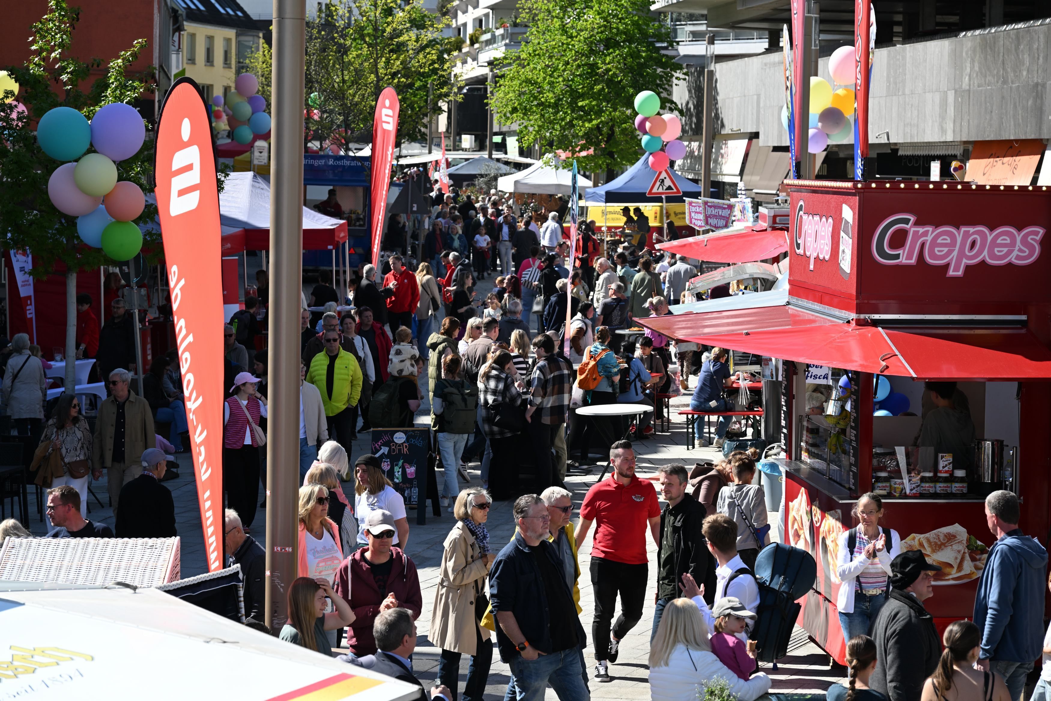 Zu sehen ist eine volle Schloßstraße in Bensberg beim Frühlingsfest.