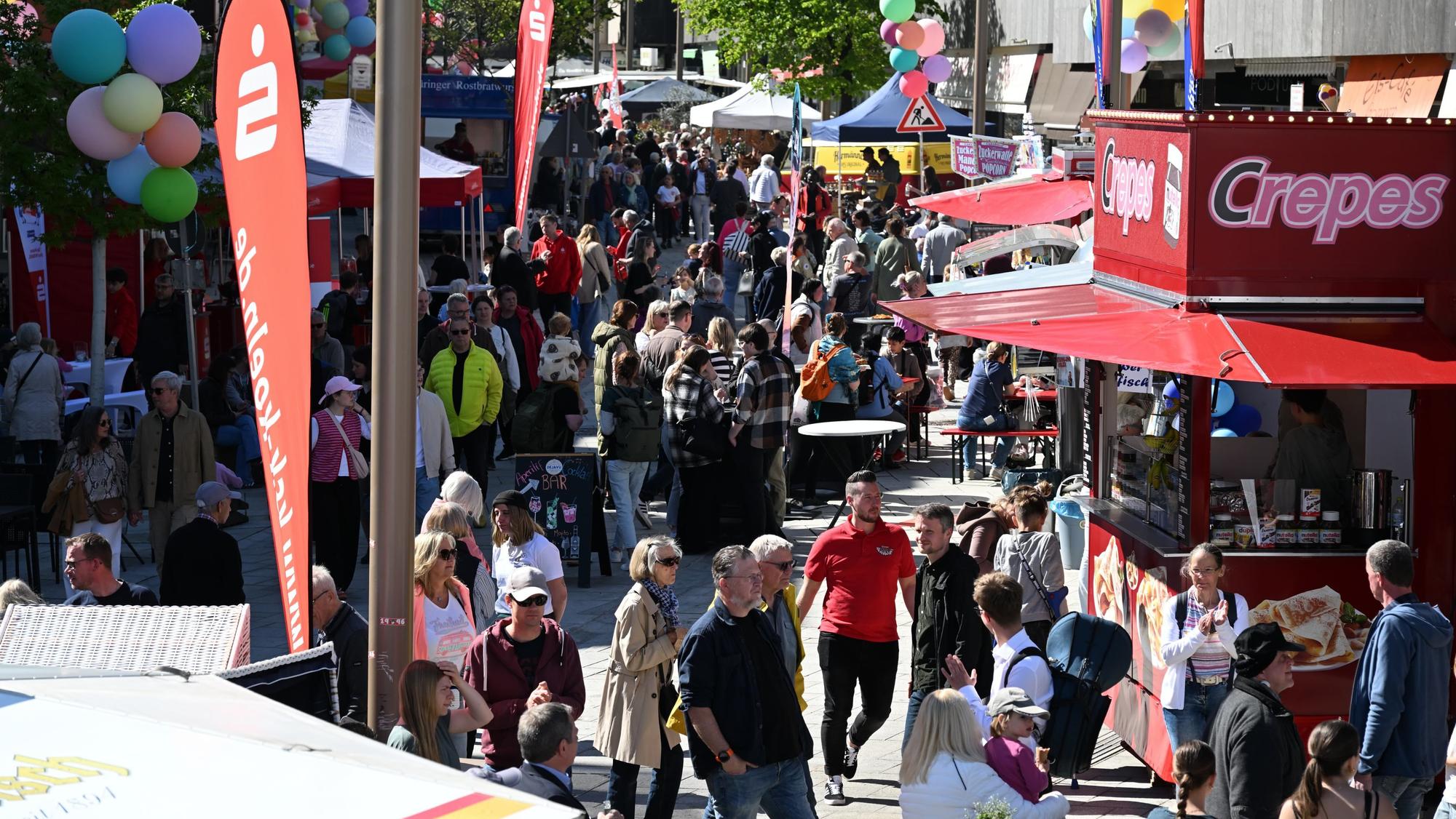 Zu sehen ist eine volle Schloßstraße in Bensberg beim Frühlingsfest.