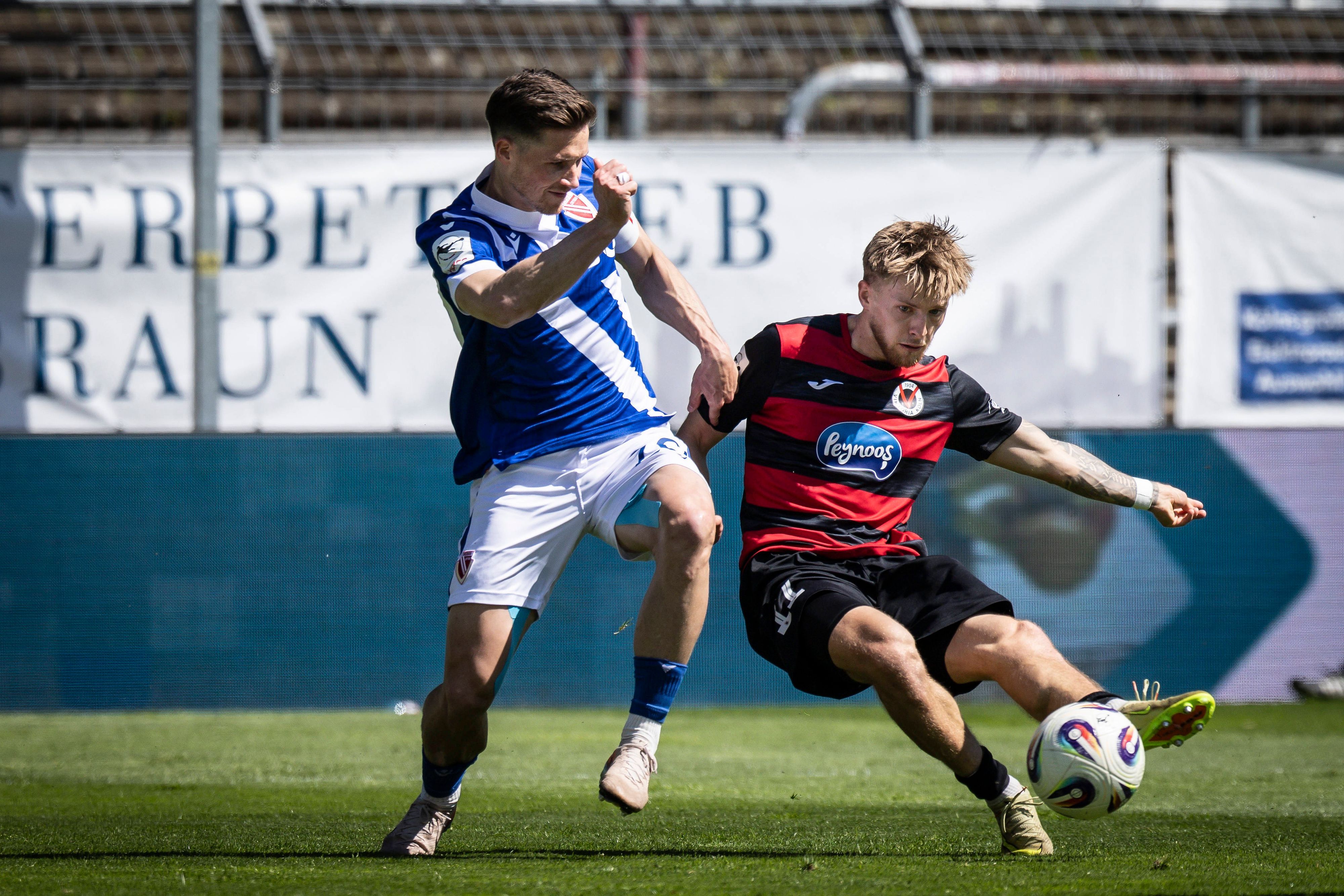 KOELN, GERMANY - APRIL 26, 2026: Robin Velasco FC Viktoria Koeln, 11 shoots on the goal during the 3rd division match on gameday 35 between Viktoria Koeln vs. Energie Cottbus at the Sportpark Hoehenberg on April 26, 2026 in Koeln, Germany. DFL REGULATIONS PROHIBIT ANY USE OF PHOTOGRAPHS AS IMAGE SEQUENCES AND/OR QUASI-VIDEO. Nordrhein-Westfalen Germany Copyright: xAxelxKohringx